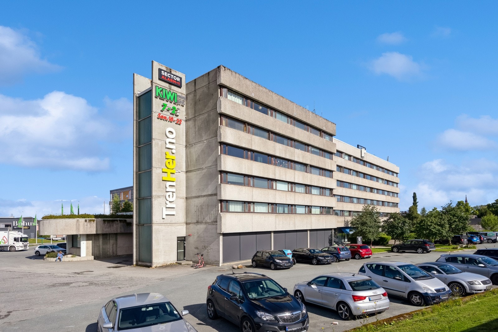 Her bor du svært sentralt på Moholt, med treningssenter (døgnåpent) og dagligvarebutikk (søndagsåpent) i bygget. Det er også kort avstand til NTNU Dragvoll. Galleribilde