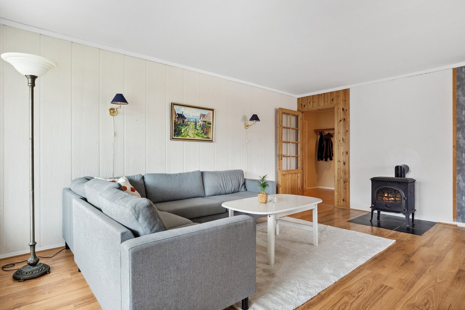 På stuen er det vedovn for behagelig oppvarming. Galleribilde