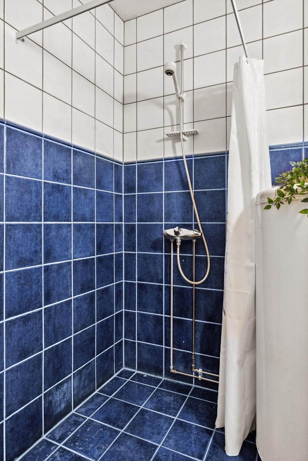 Bad: Flis på gulv og vegger. Malt overflate i himling. Utstyrt med bereder, dusjhjørne, naturlig ventilering og servant. Galleribilde