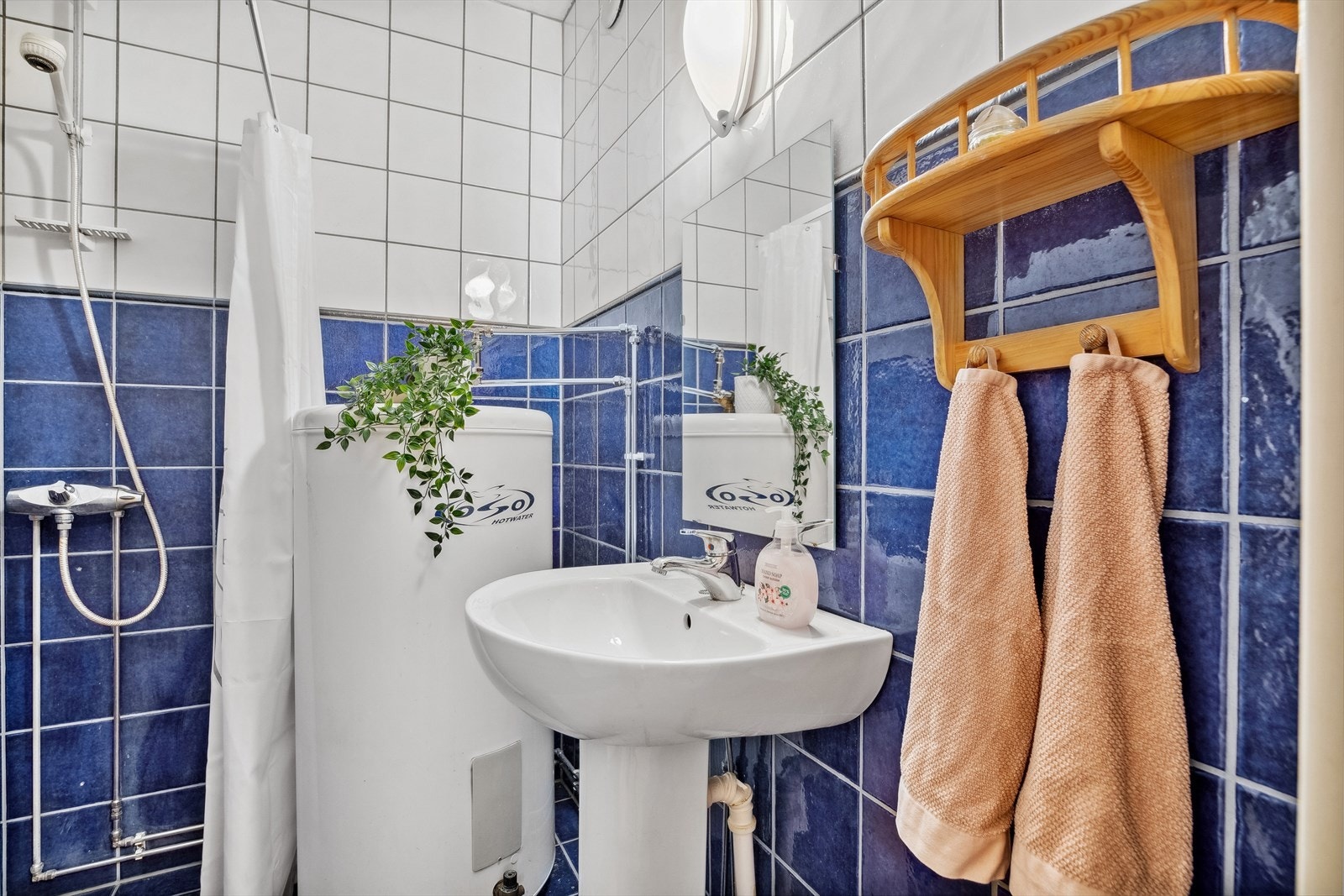 Det er både bad, toalettrom og vaskerom i leiligheten. Galleribilde