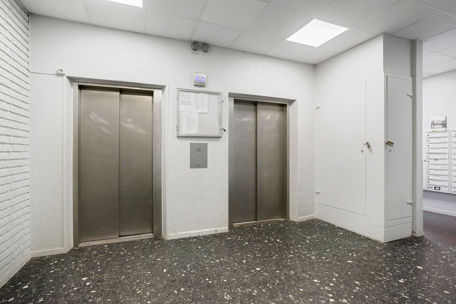 Det er heis i bygget som tar det til alle etasjeplanene. Galleribilde