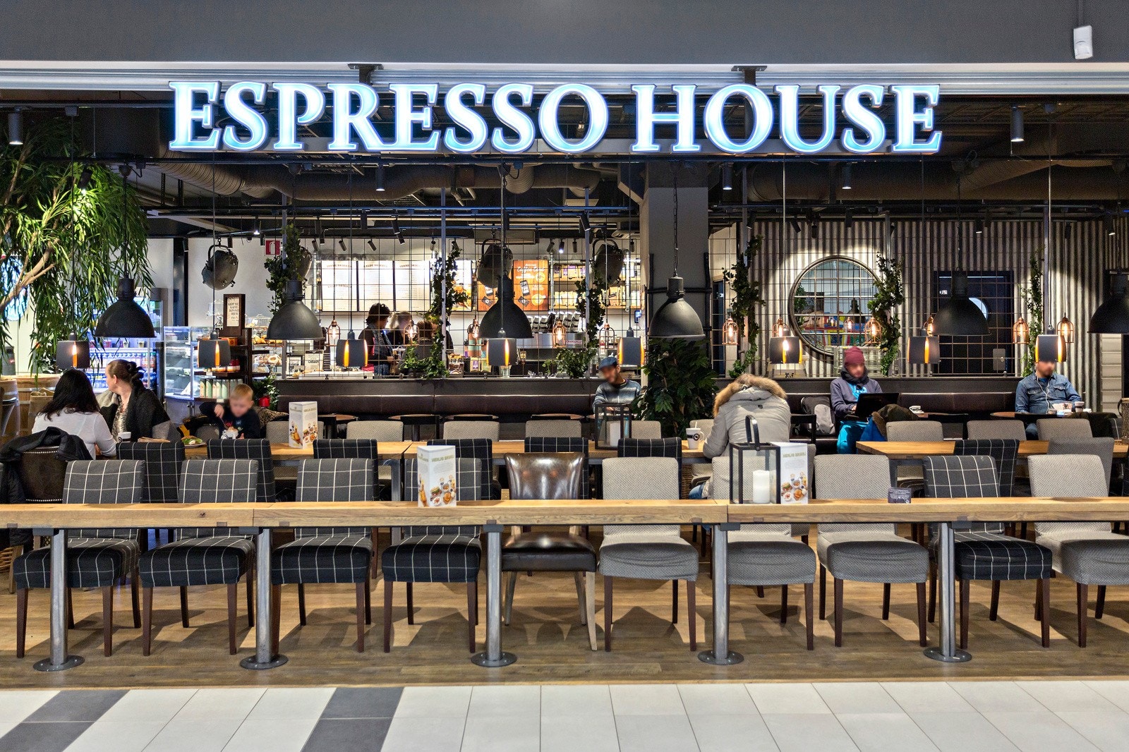 Senteret byr på mange hyggelige cafeer og spisesteder. Galleribilde