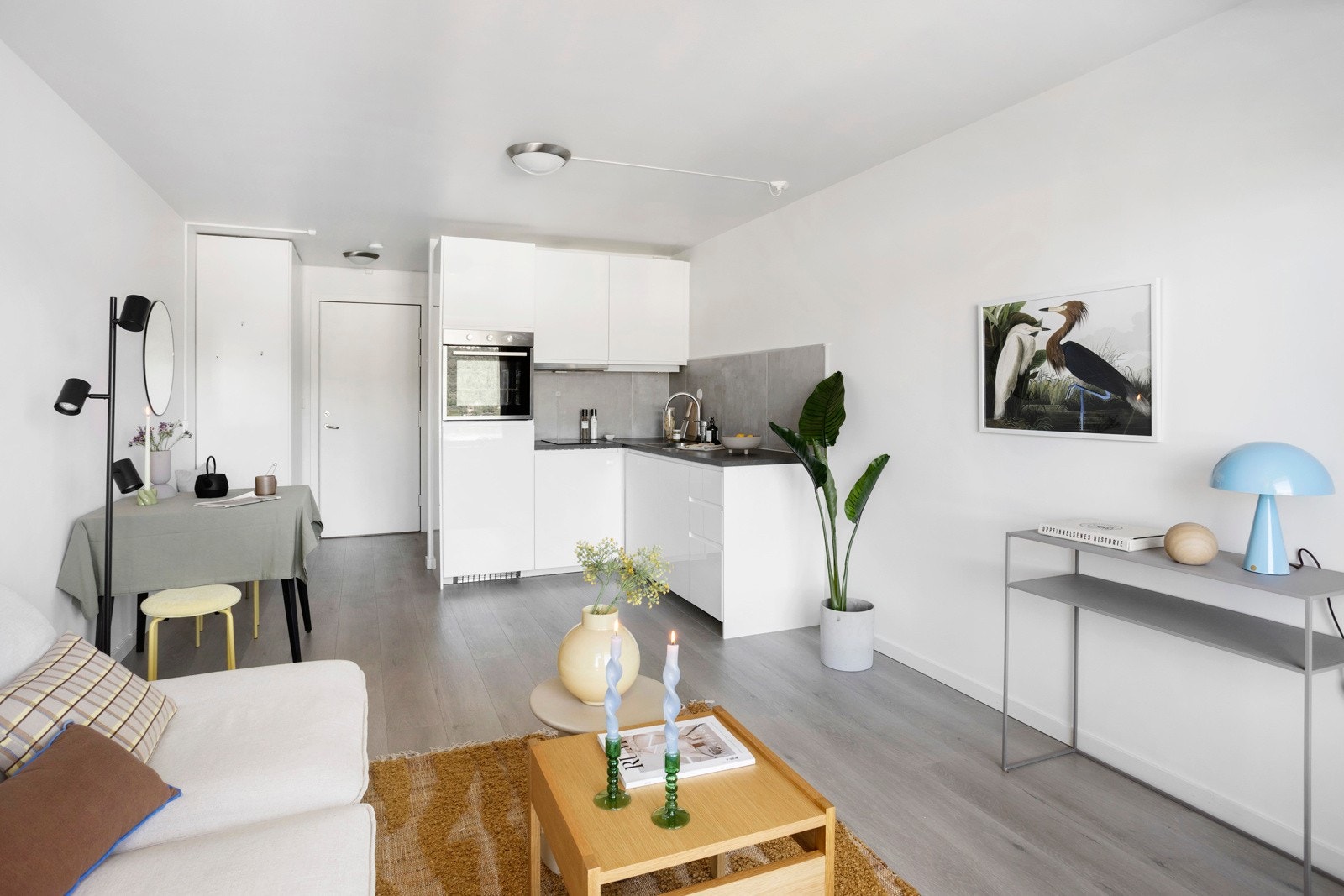 Den åpne stue/kjøkkenløsning understøtter leilighetens smarte planløsning. Galleribilde