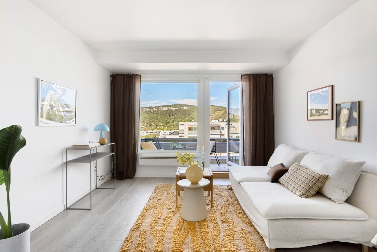 De store vindusflatene slipper inn rikelig med lys og skaper en herlig atmosfære i stuen. Galleribilde