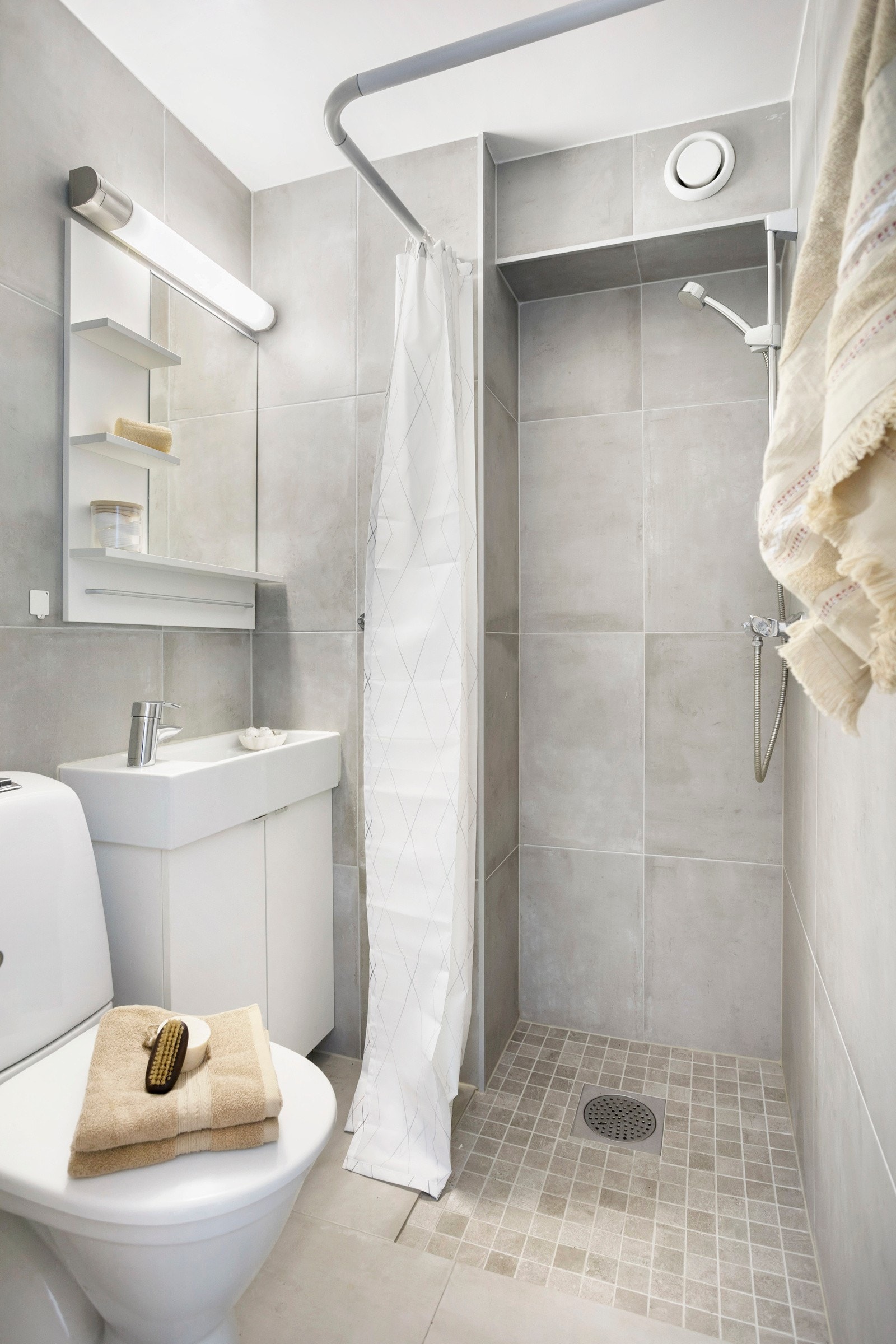 Badet er av god størrelse med flislagte overflater og gulvvarme. Galleribilde