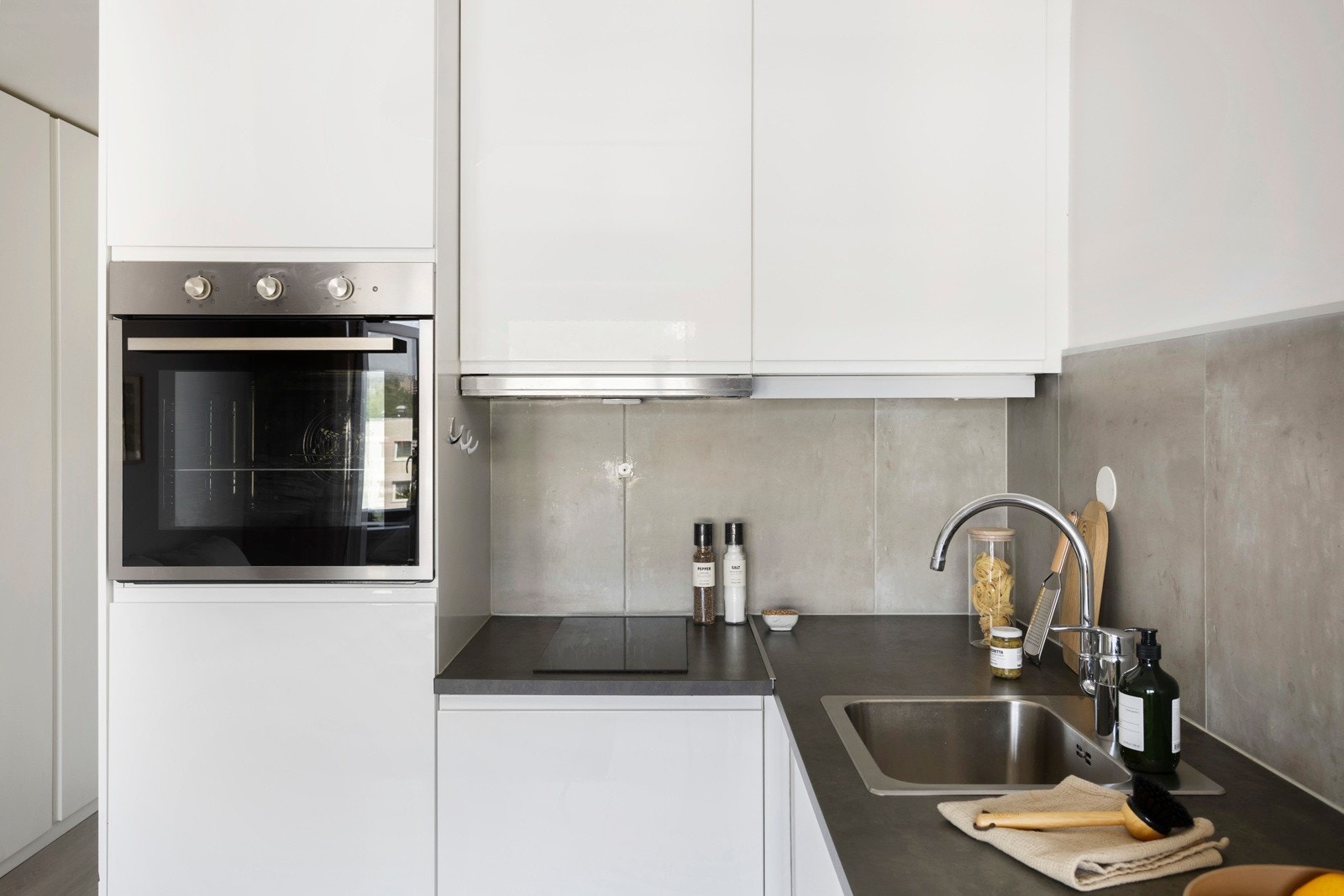 Kjøkkeninnredningen er fra IKEA og består av en benkeplate av laminat og foilert innredning. Galleribilde