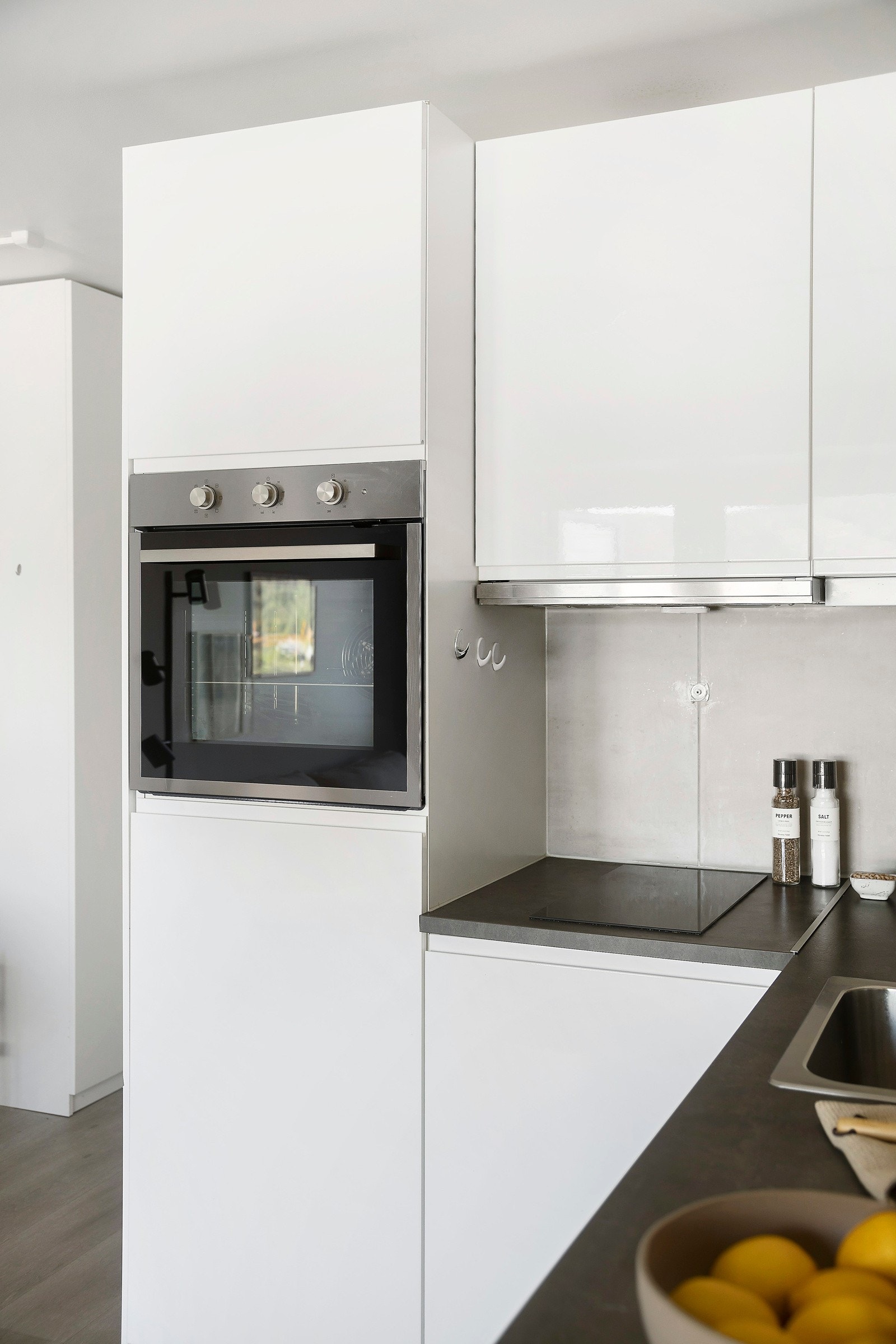 Kjøkkenet har integrert komfyr, kjøleskap og oppvaskmaskin. Galleribilde