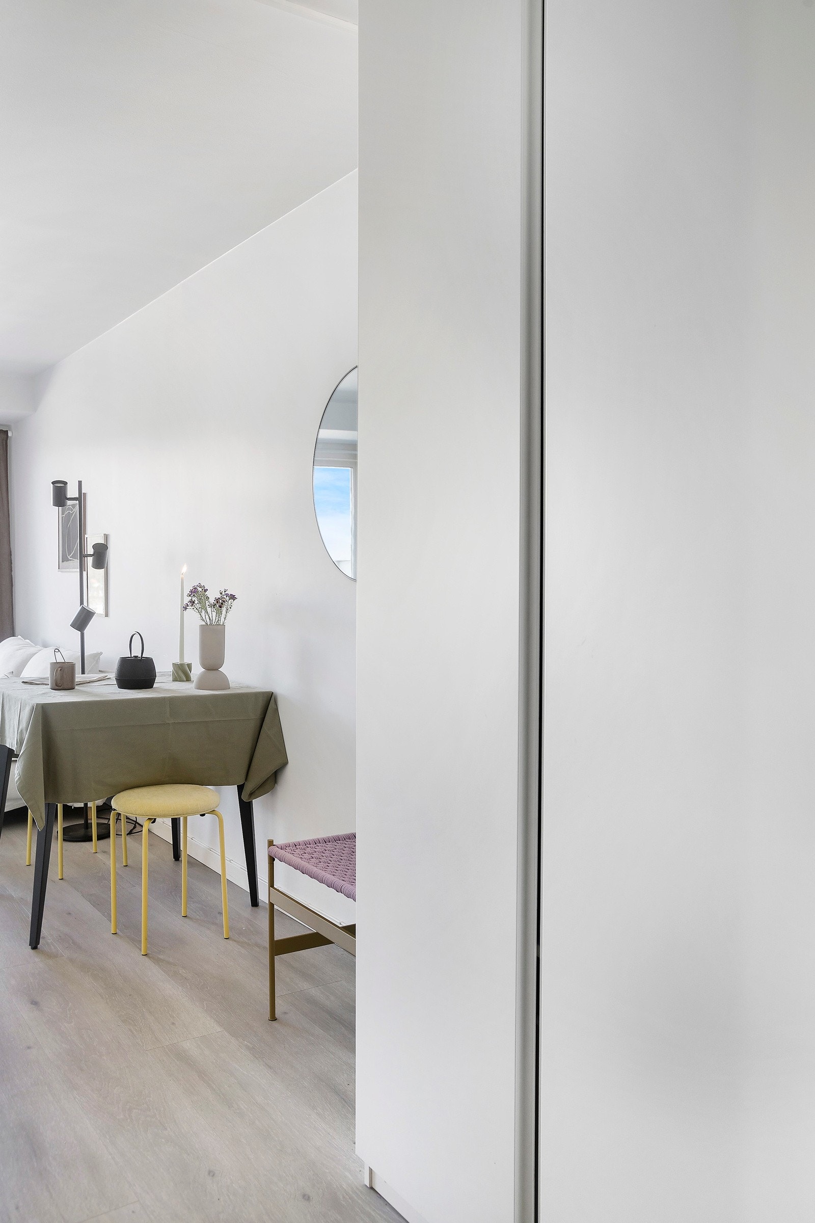 Fra entreen og videre inn. Galleribilde