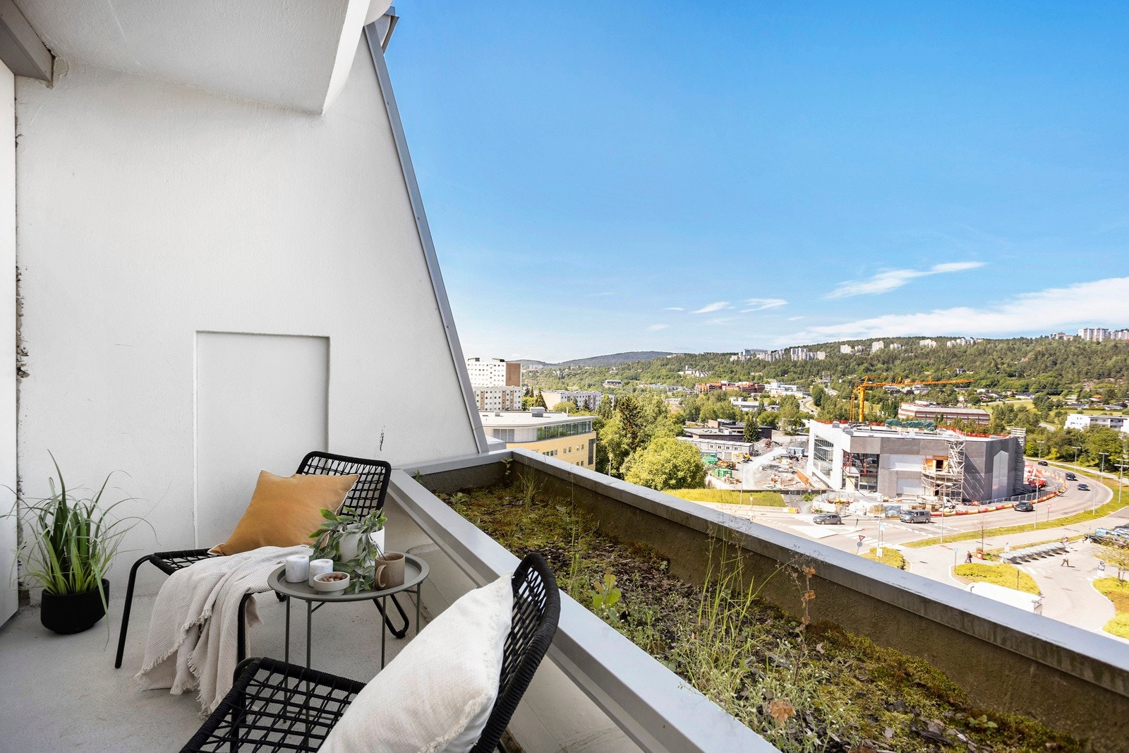 Balkongen oppleves meget usjenerende uten innsyn og med god distanse til nærmeste blokk. Galleribilde