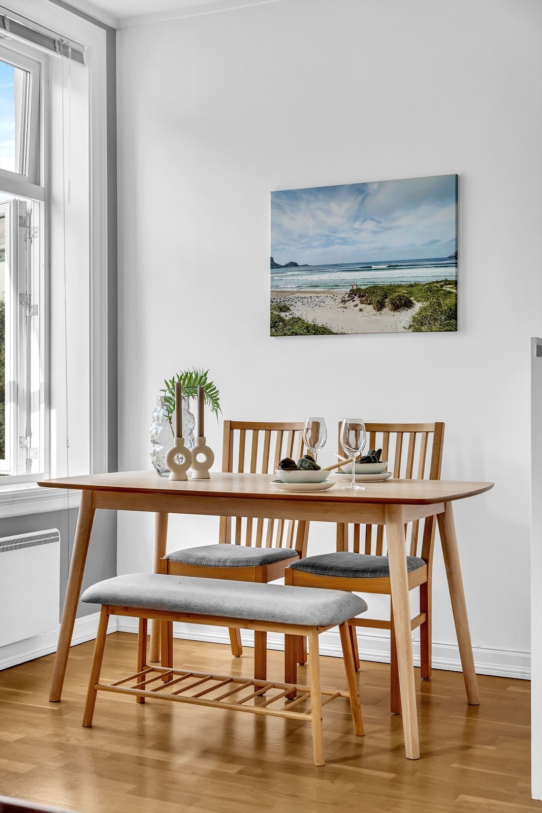 Plass til spisegruppe i naturlig sone i tilknytning til kjøkkenet. Galleribilde