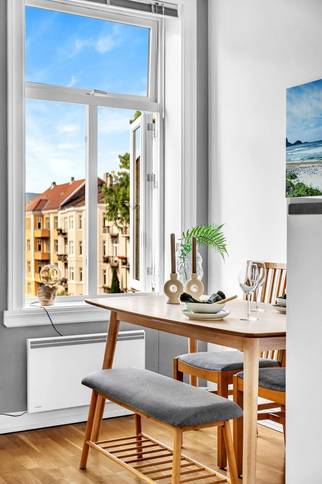 Stuens vindusflater sørger for godt med naturlig lysinnslipp. Galleribilde