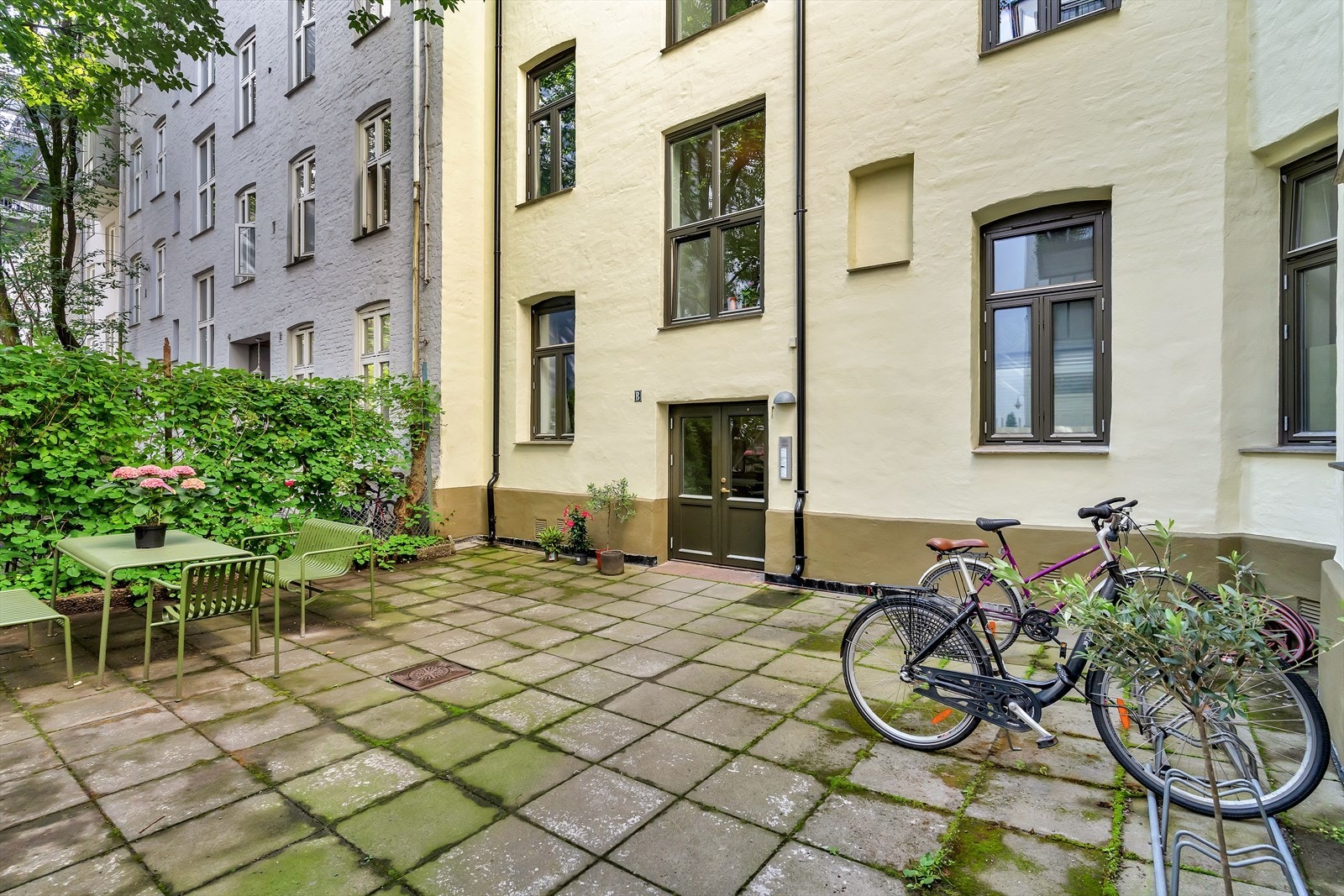 Bakgård med sykkelparkering. Galleribilde