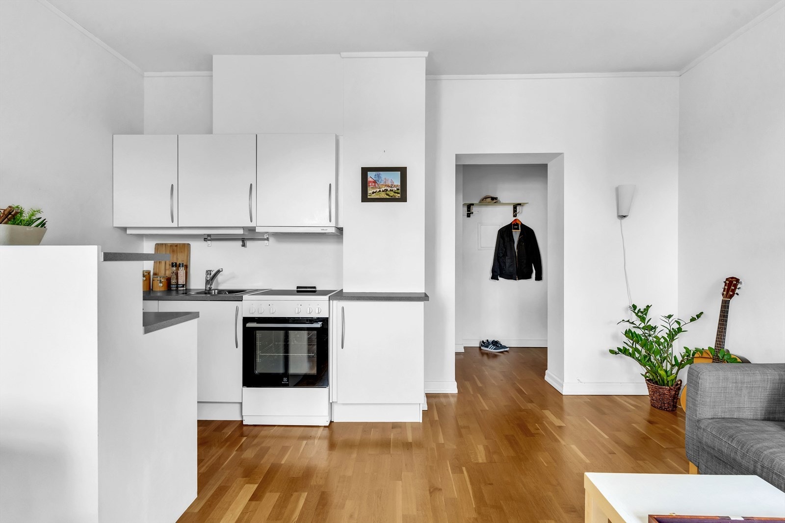 Kjøkkenet ligger i en praktisk åpen løsning. Her han man godt med skapplass. Galleribilde