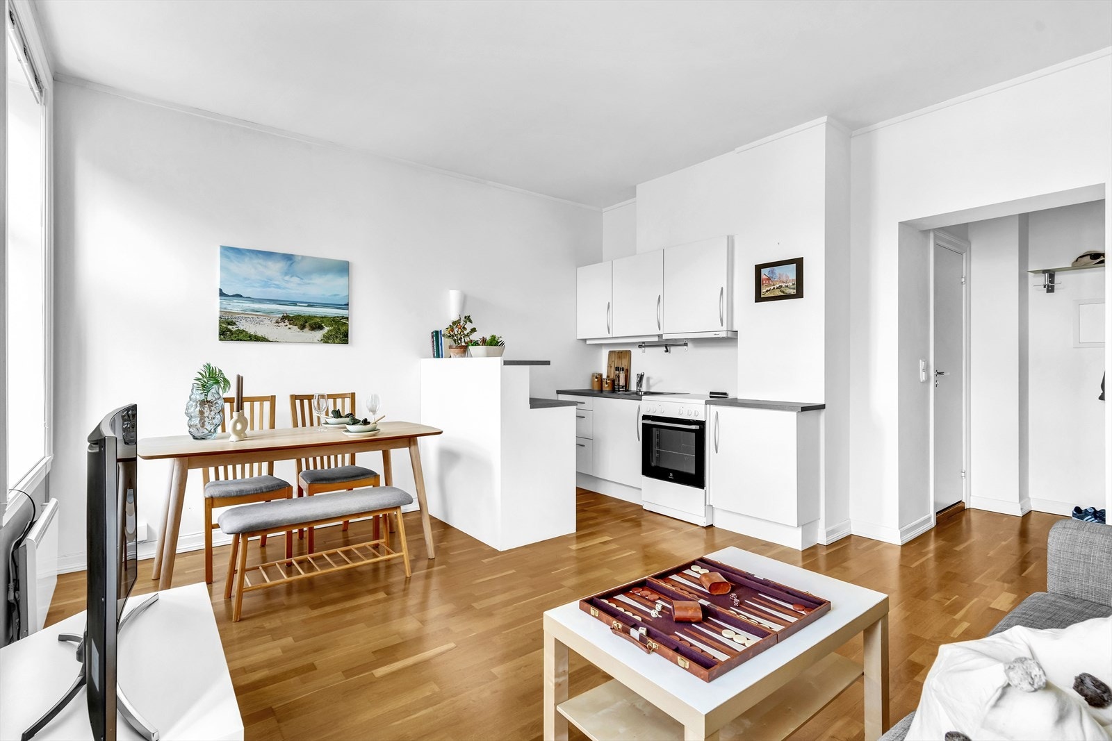 Leilighetens gode lysinnslipp kombinert med god takhøyden gir leiligheten en god romfølelse. Galleribilde