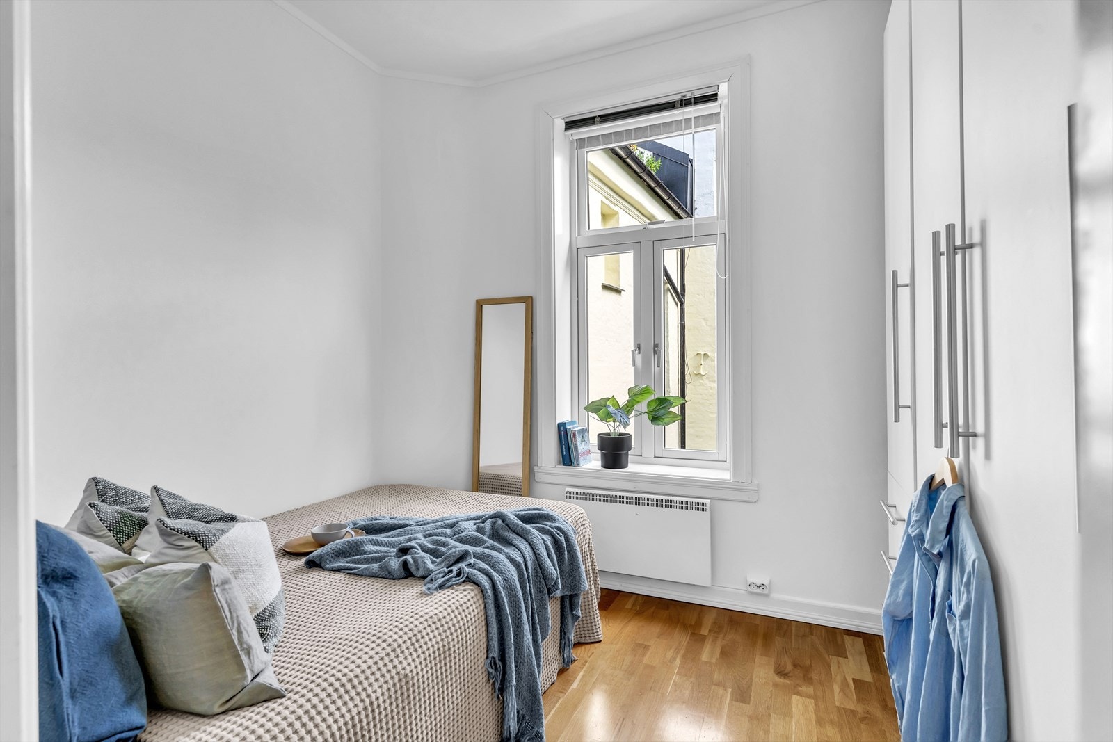 Romslig soverom med god plass til seng. Galleribilde