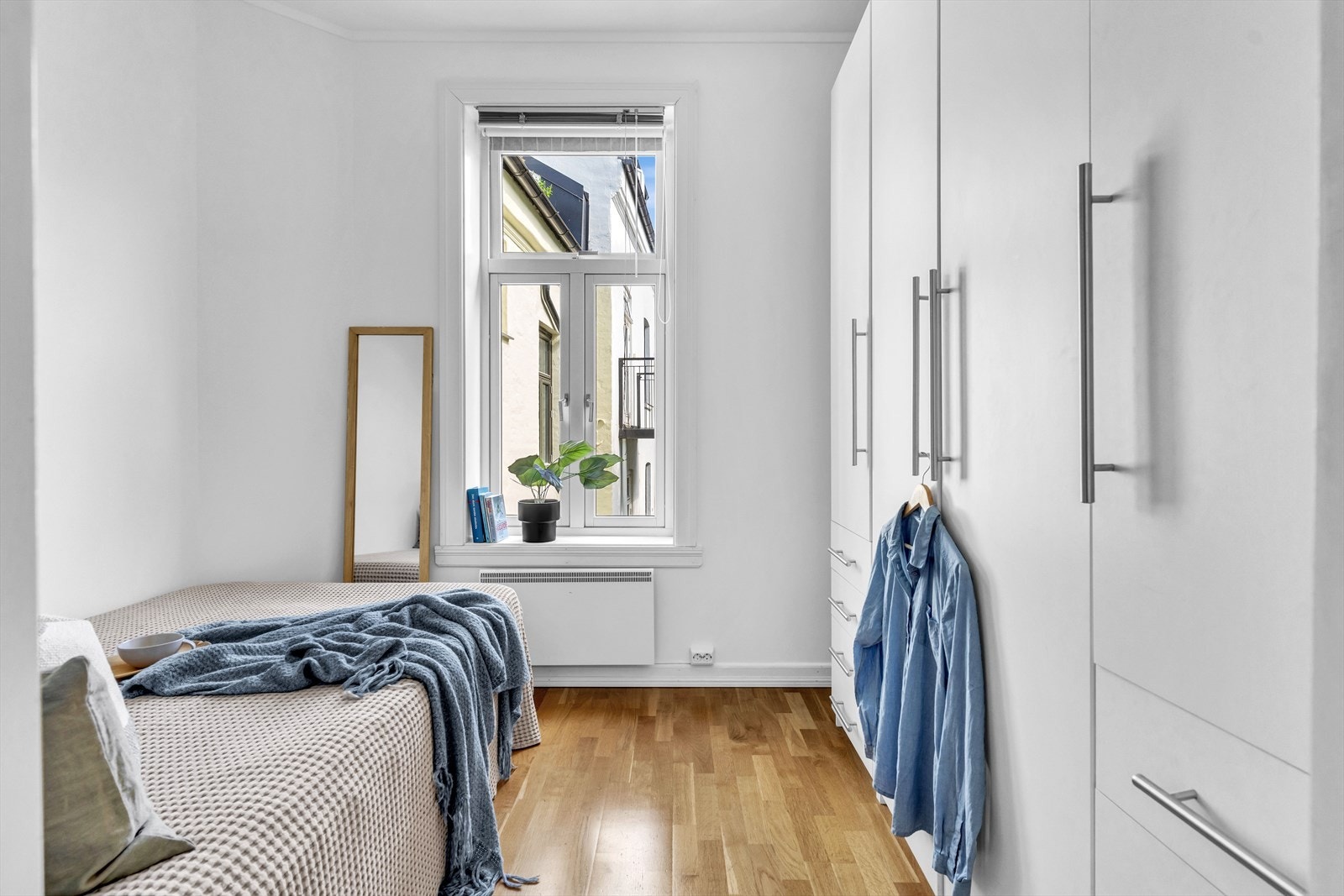 Rikelig med oppbevaringsplass i garderobeskap. Galleribilde