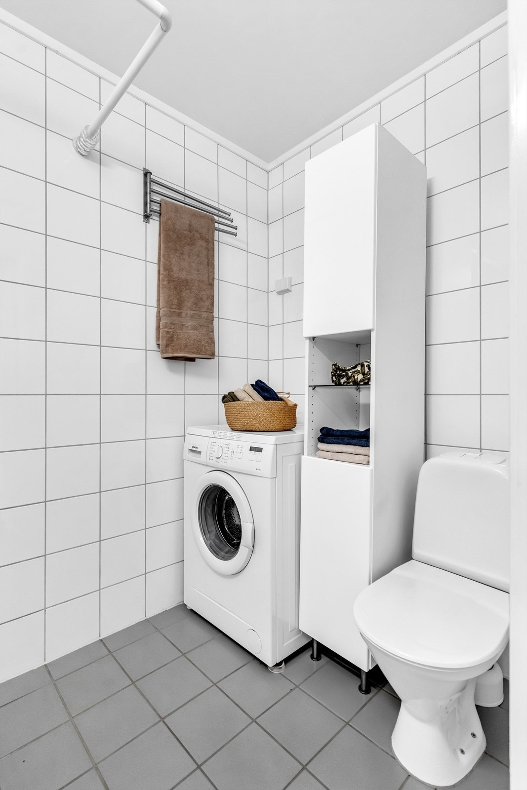 Opplegg for vaskemaskin samt plass til oppbevaringsmøblement. Galleribilde