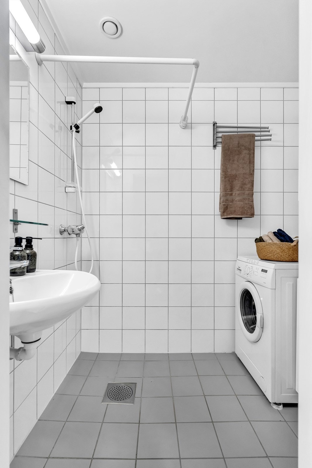 Bad bestående av flislagt gulv med varmekabler samt flislagte vegger. Galleribilde