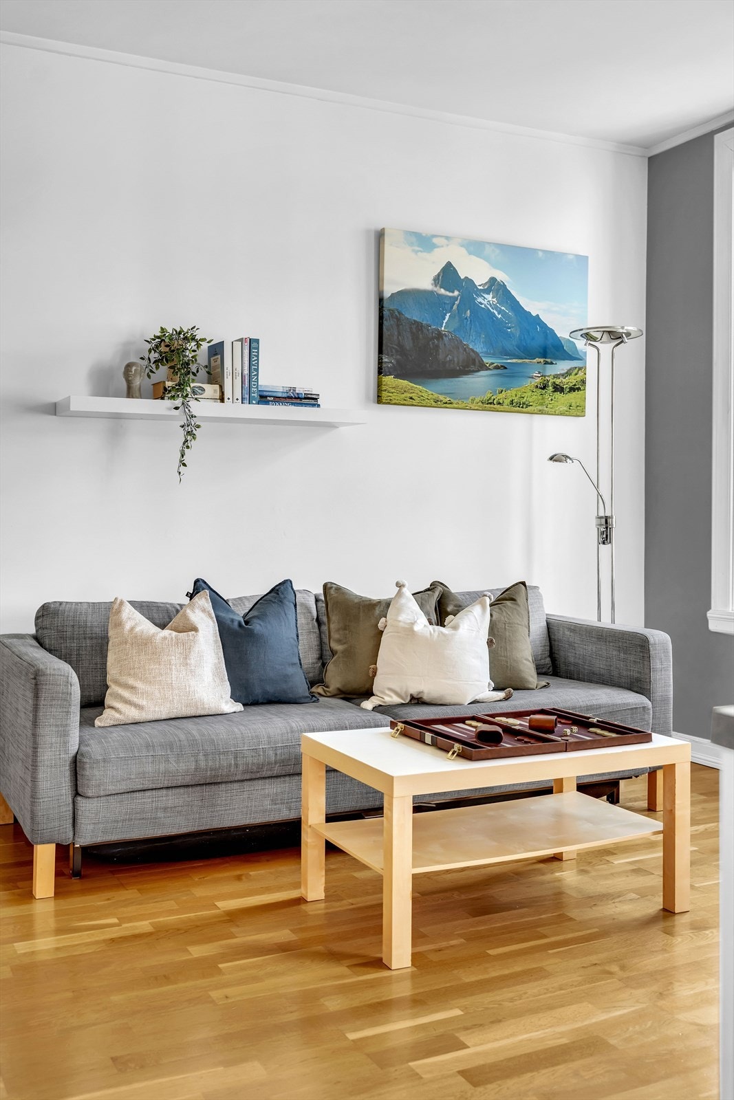 I leiligheten har man trestavs eikeparkett. Galleribilde