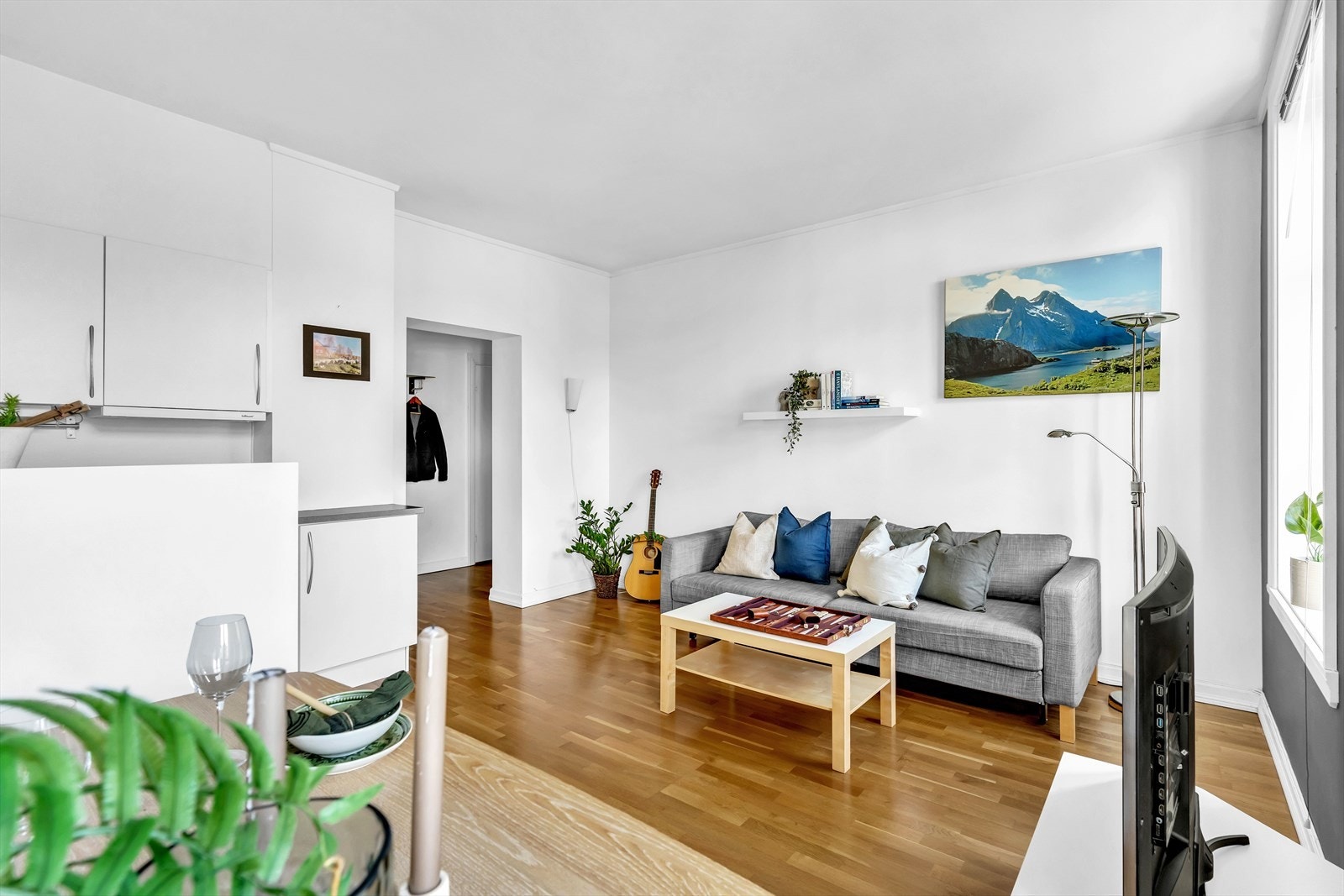 Stue med god plass til sofa samt tilhørende medie- og oppbevaringsmøblement. Galleribilde