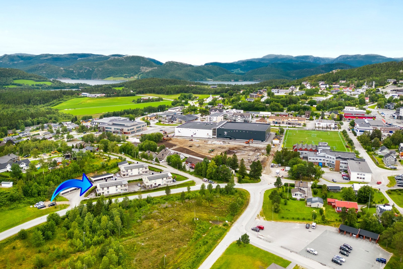 Dronebilde over eiendommen og nærmiljøet Galleribilde