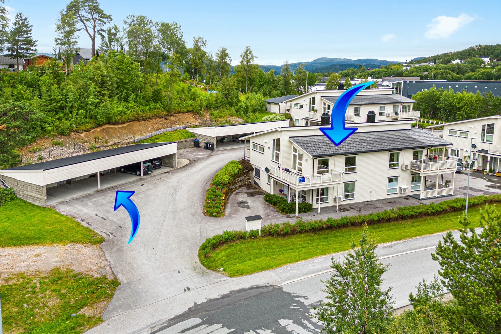 Med leiligheten følger egen carport og bod Galleribilde