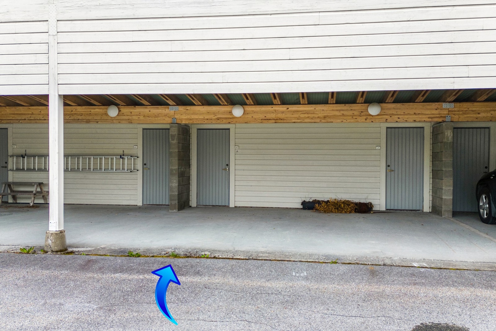 Carport med bod tilhørende leiligheten Galleribilde