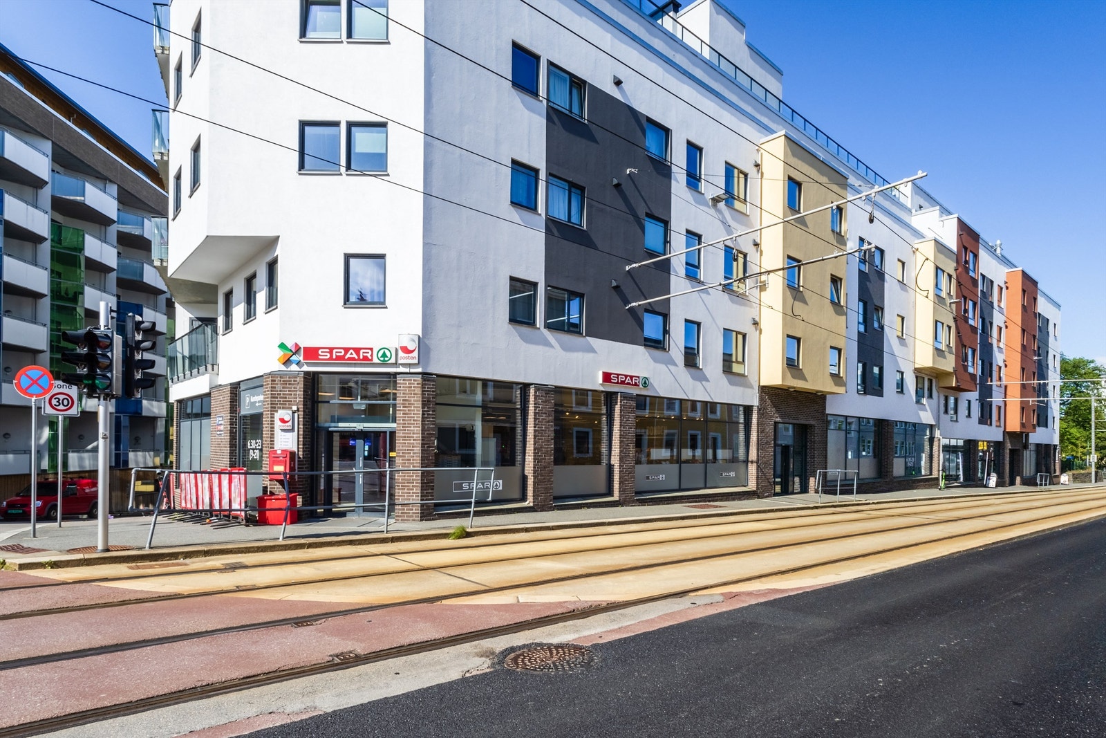 Fra garasjeanlegget kan man gå tørrskodd fra leilighet til Spar for å handle Galleribilde