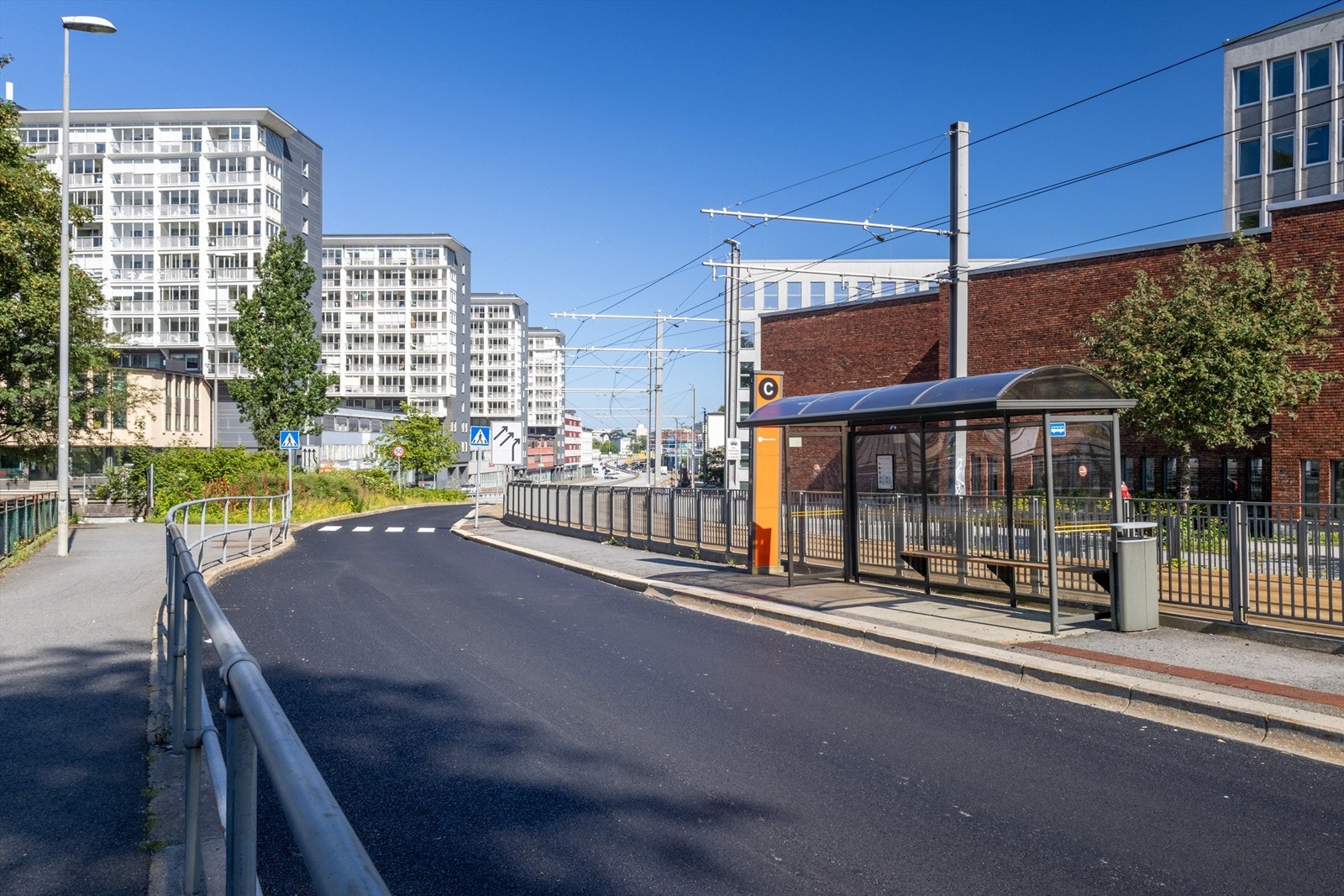 I tillegg til Bybanen er det også busstopp i nærområdet Galleribilde
