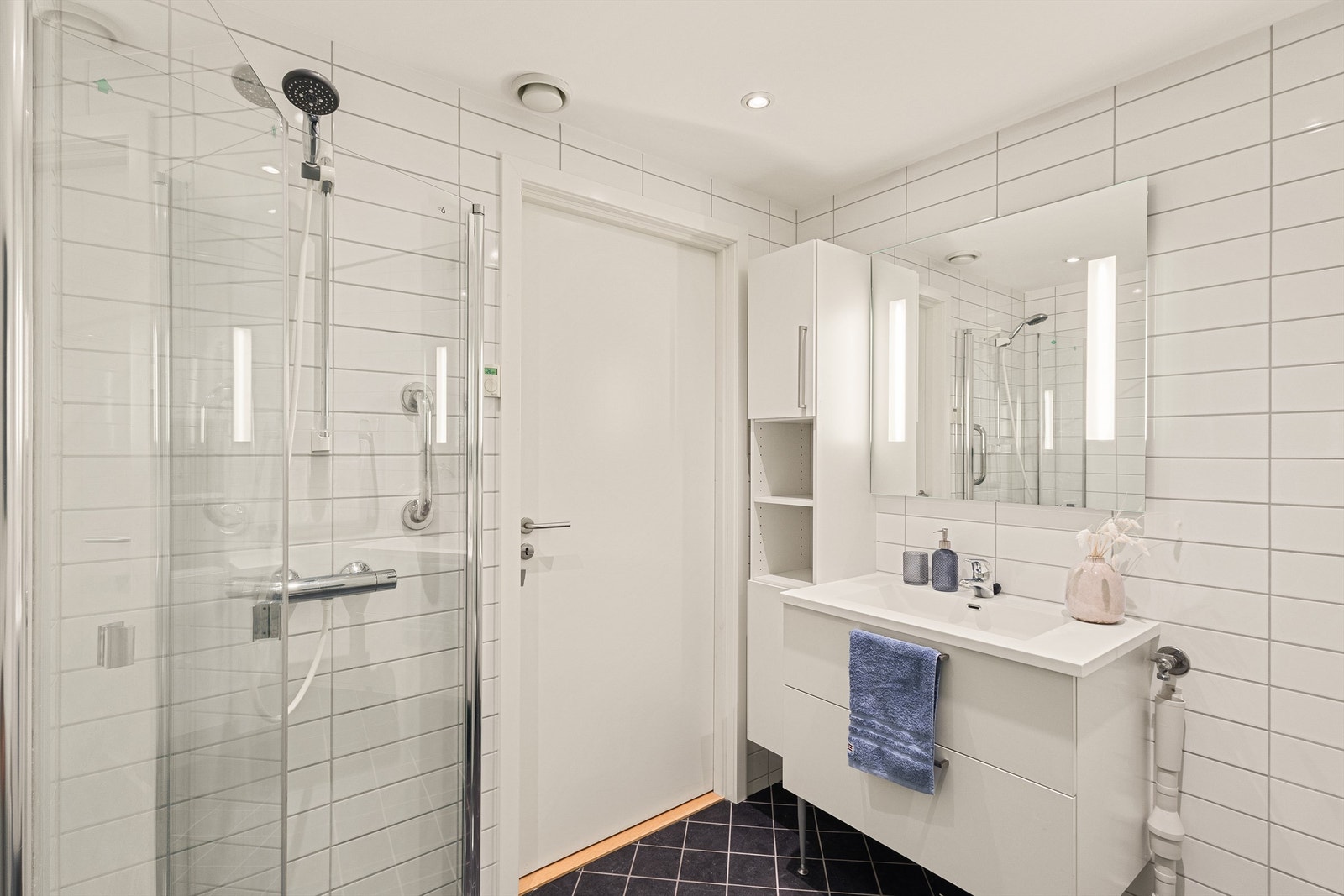 Bad/wc med dusjnisje og opplegg for vaskemaskin Galleribilde