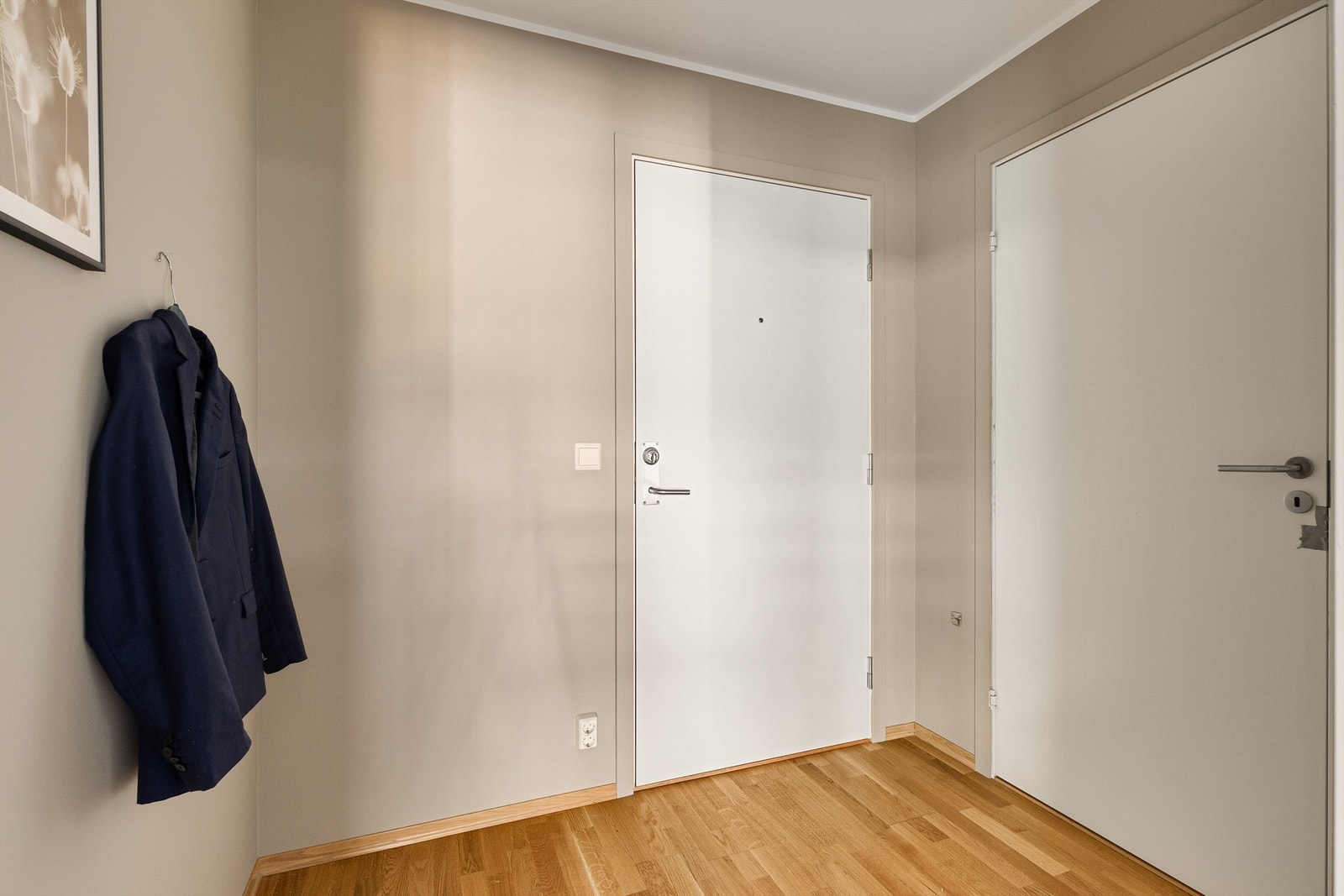 Utgang til felles gang og inngang til bad/wc Galleribilde