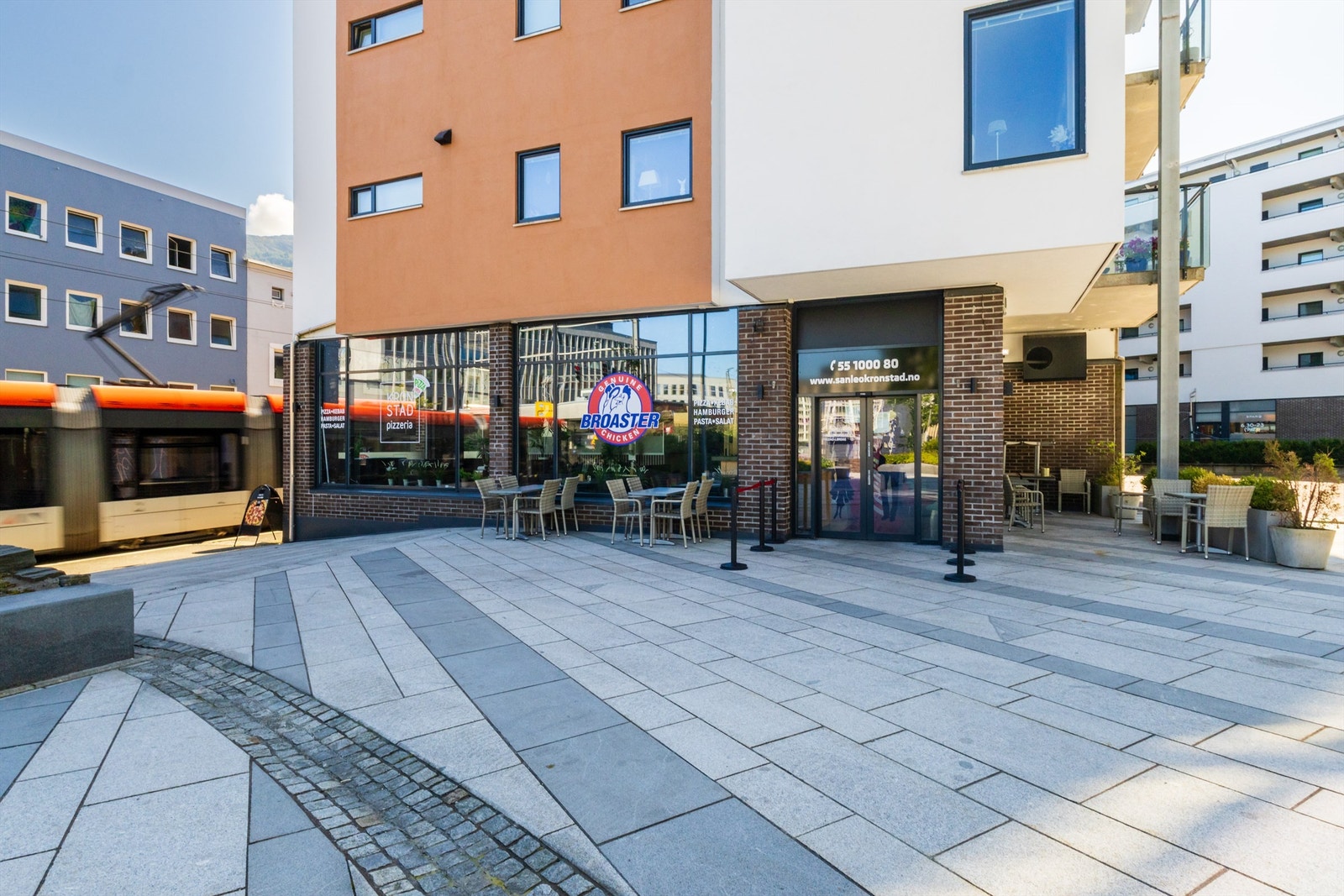 Kaféer, spisesteder og dagligvarebutikk i nabolaget Galleribilde