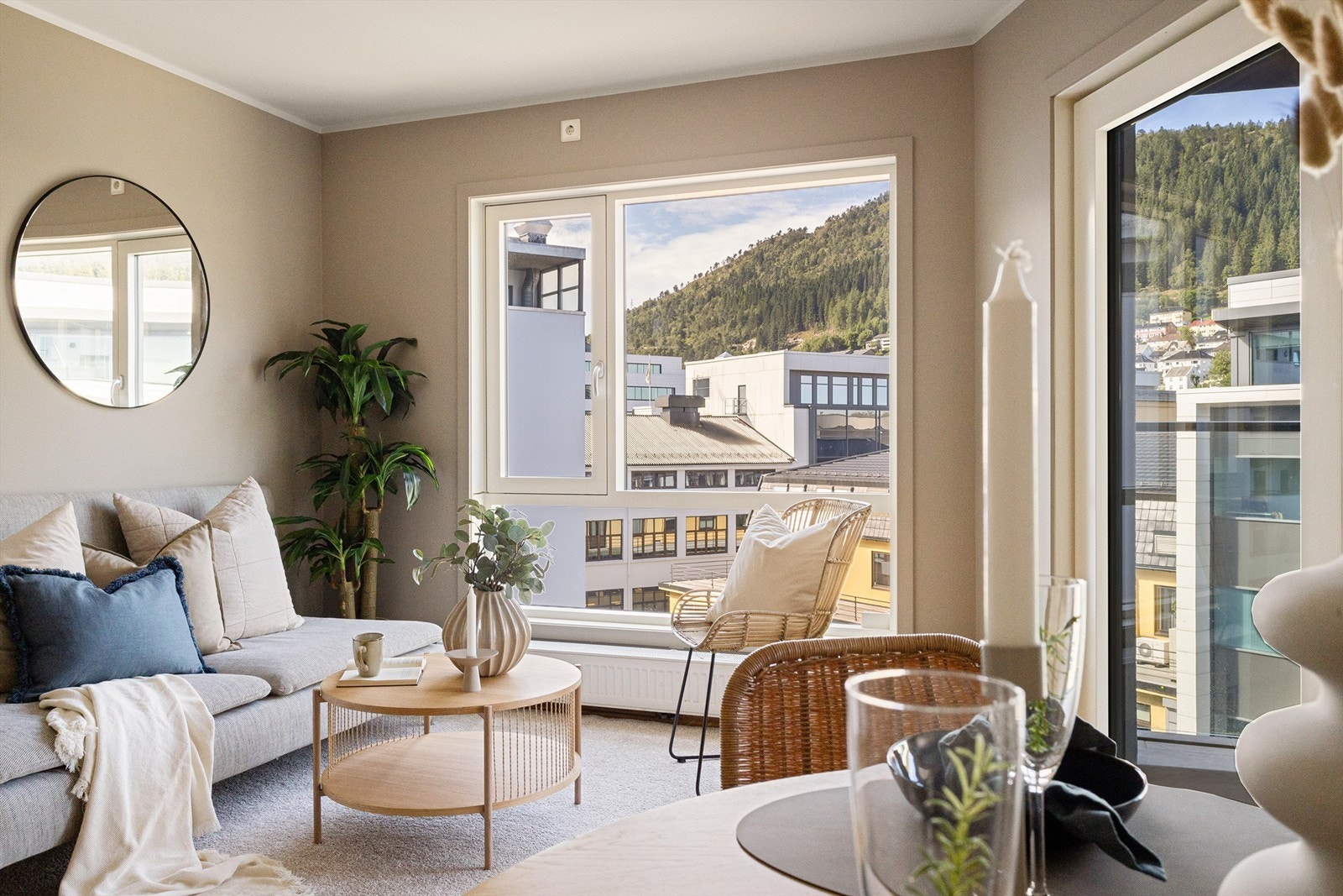 Stue med plass til salong og spisebord Galleribilde