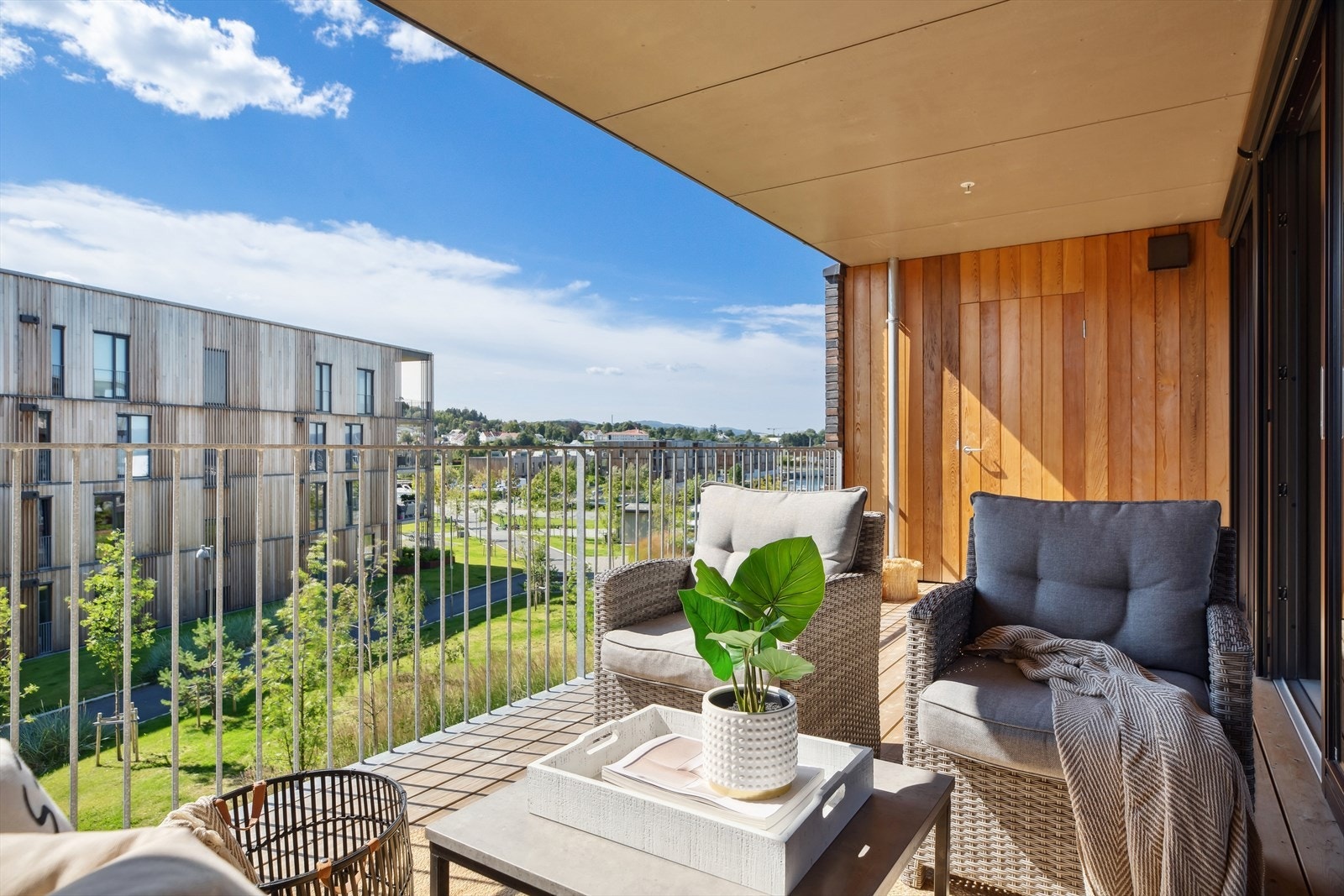 Fra balkongen er det nydelig utsikt mot de nærliggende båtbryggene. Galleribilde