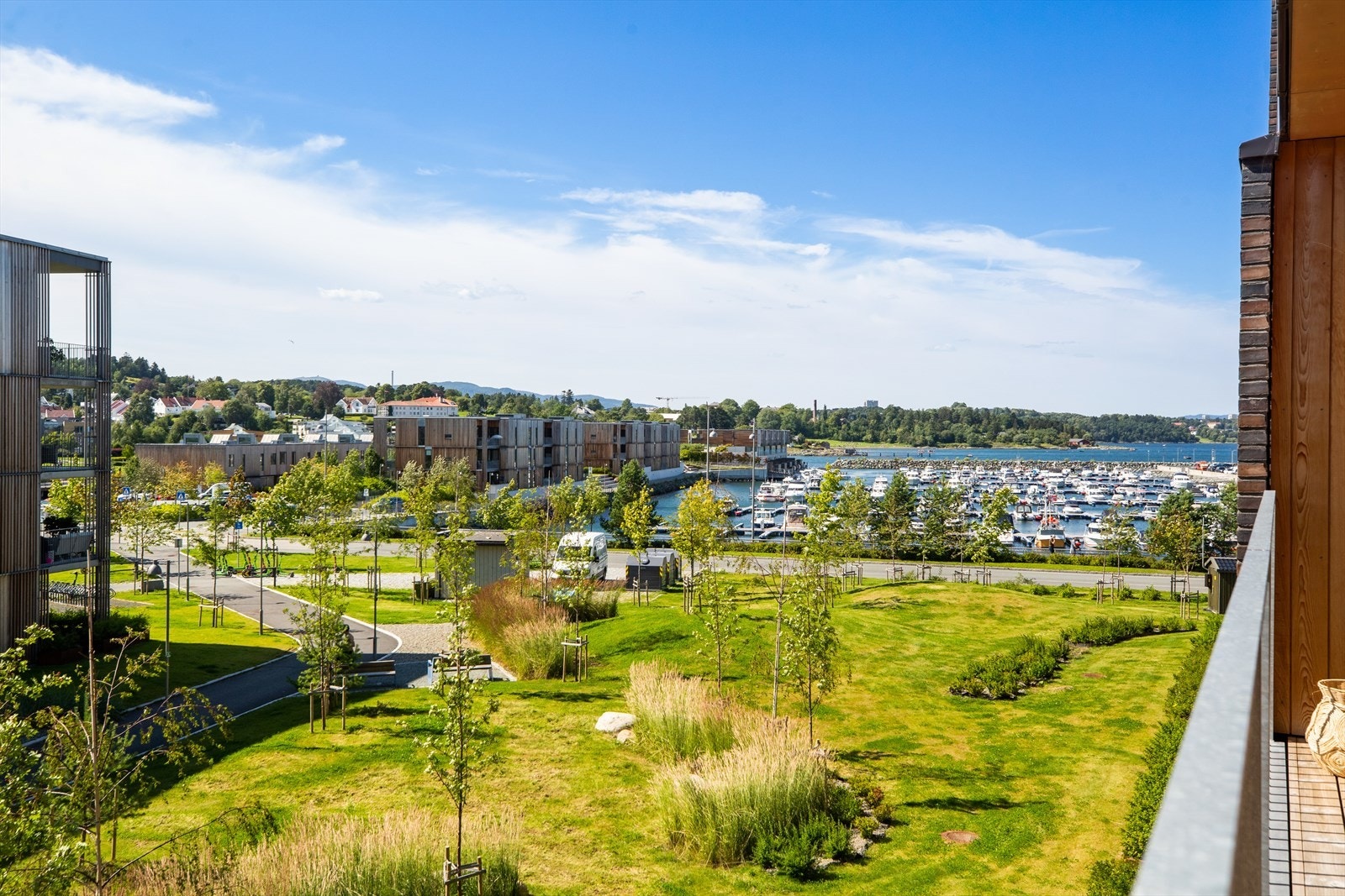 Fellestomten er frodig, solrik og parkmessig opparbeidet. Galleribilde