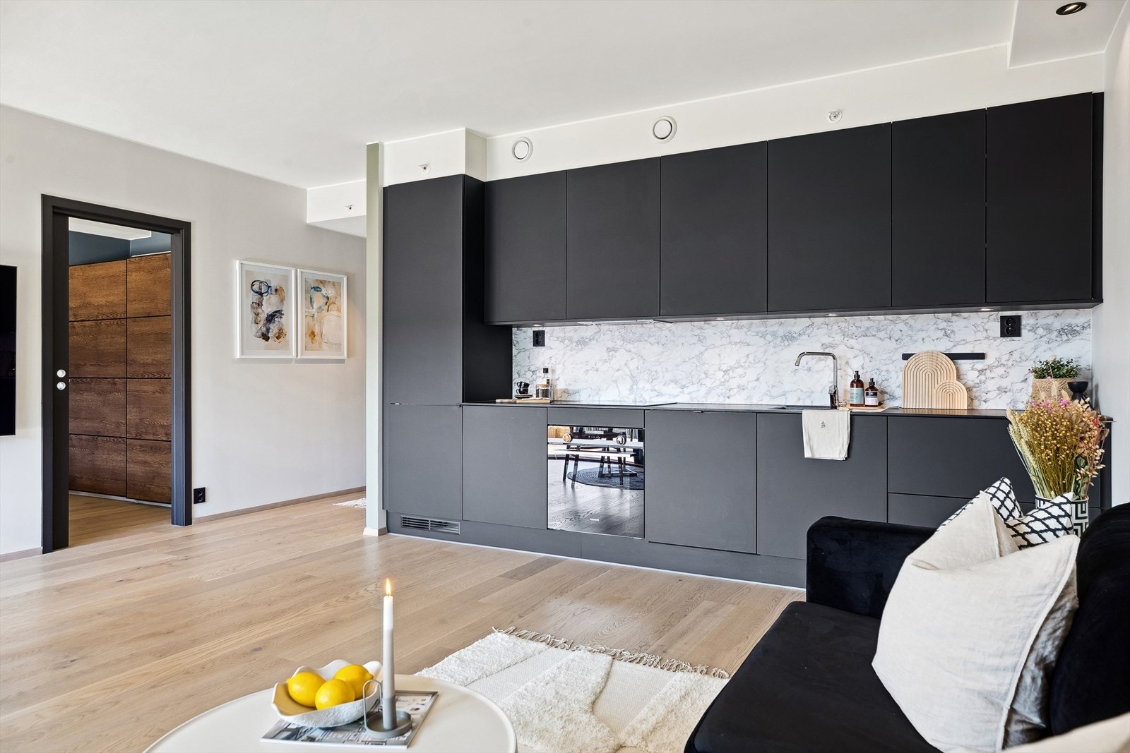 Kjøkkenet ligger i åpen løsning med stuen, og byr på integrerte hvitevarer og god skap- og benkeplass. Galleribilde