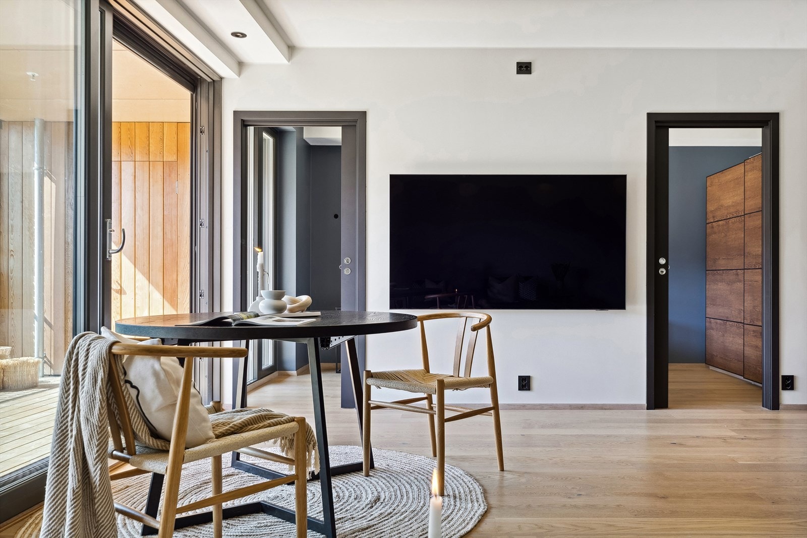 Via to plassbesparende skyvedører ved stuen er det adkomst til leilighetens soverom. Galleribilde