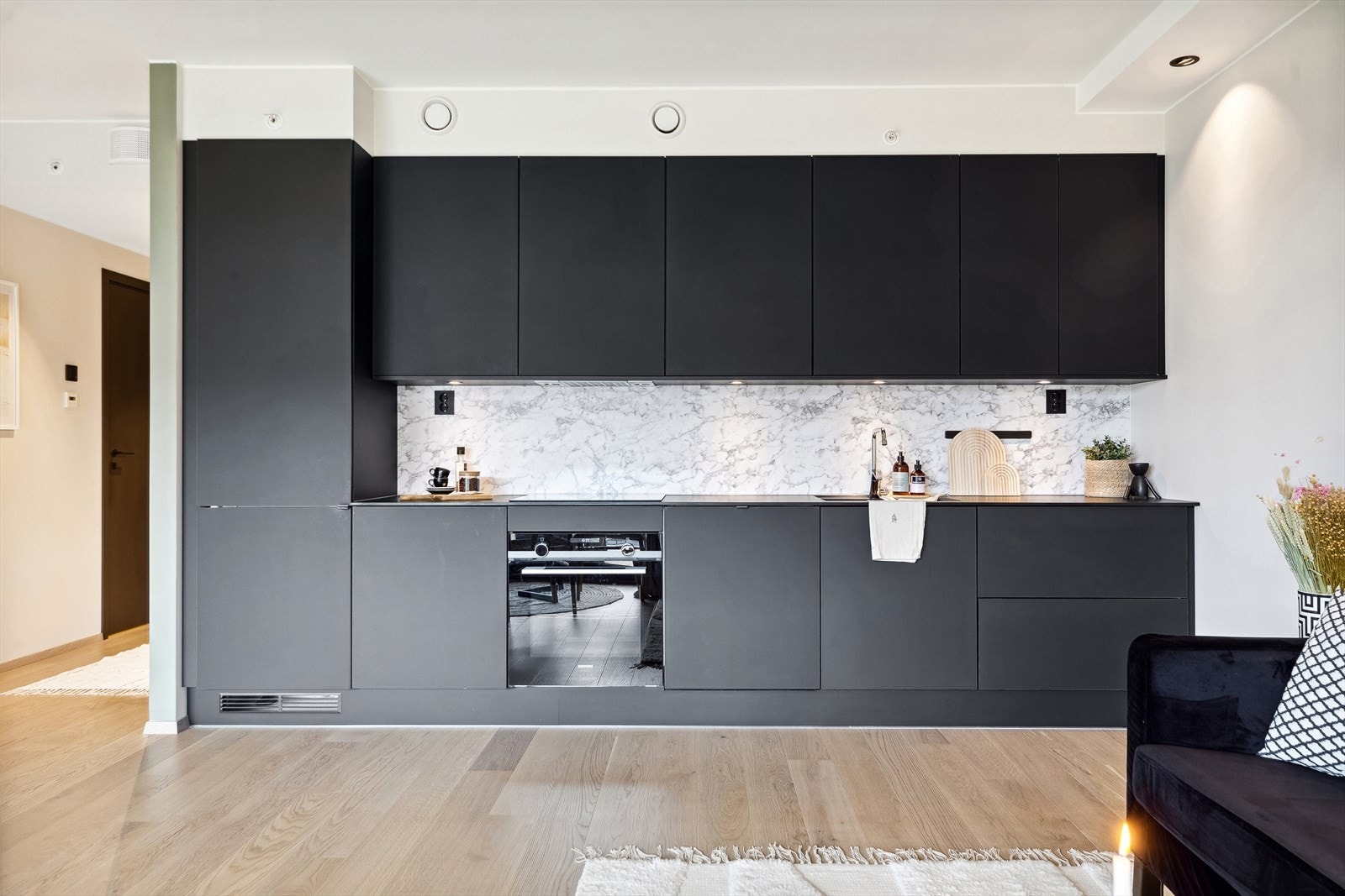 Kjøkken med hvitevarer fra Siemens. Induksjonstopp Galleribilde