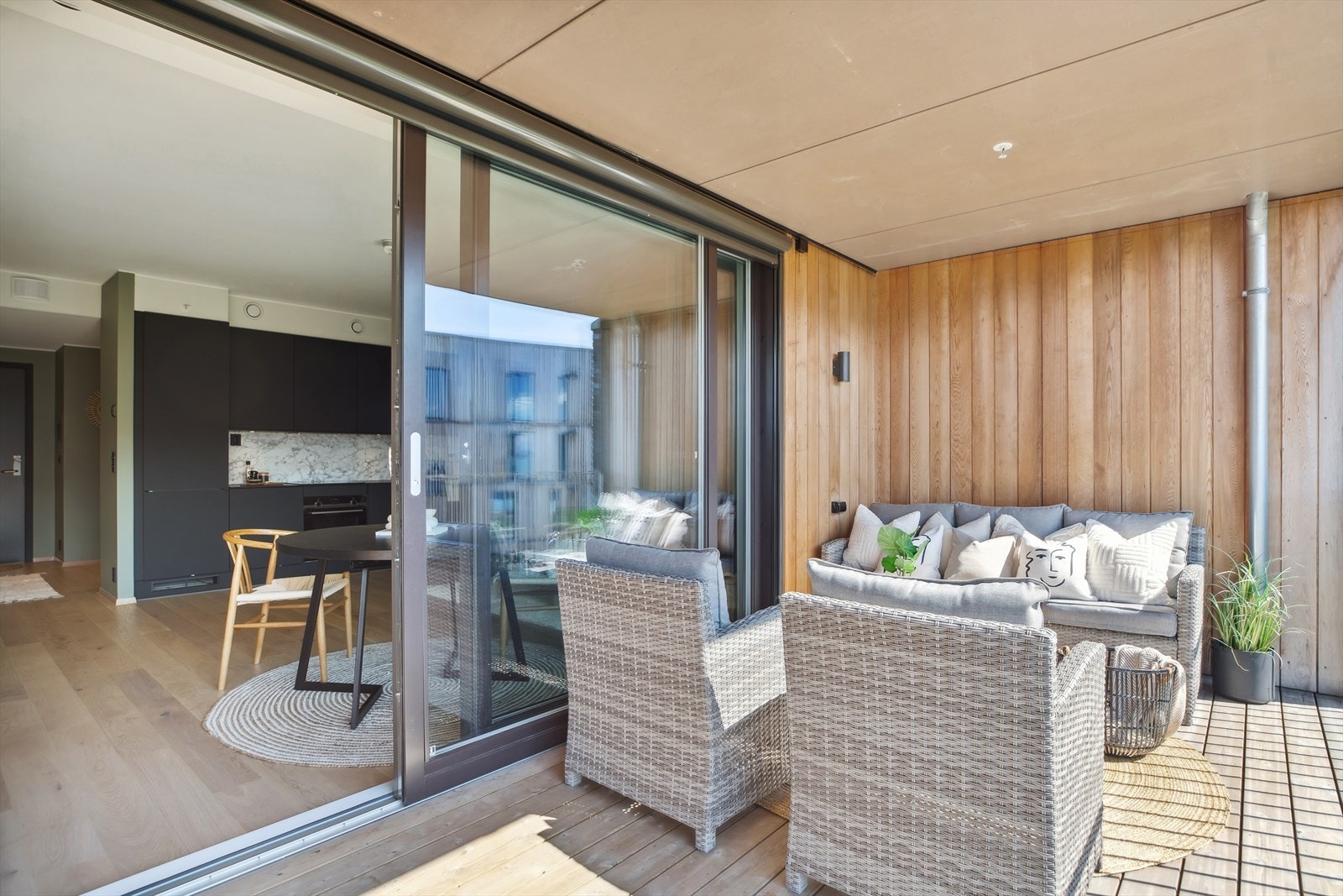 Den store balkongen gir en fin forlengelse av leiligheten i sommerhalvåret. Galleribilde