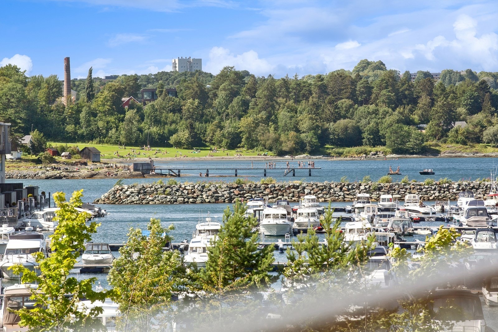Her har du badeplasser og båtbrygge rett utenfor døren. Galleribilde