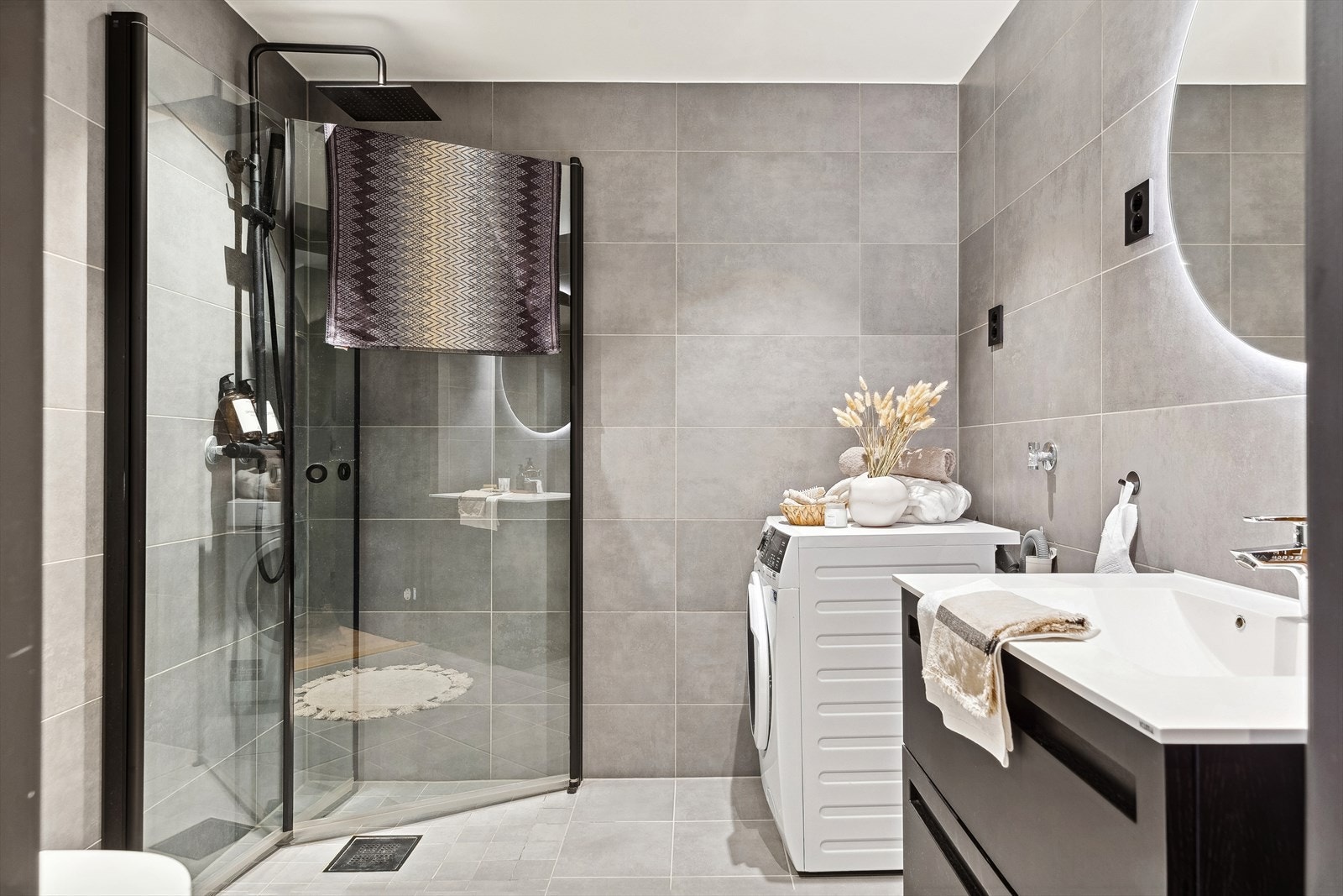 Leiligheten har et lekkert, helfliset og moderne bad på ca. 4,4 kvm med vannbåren gulvvarme. Galleribilde