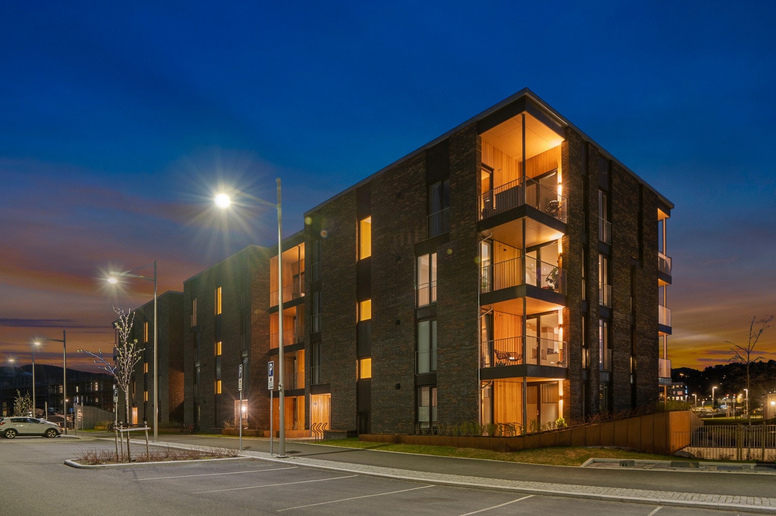 Det medfølger p-plass i garasjekjeller. Gjesteparkering utendørs og i garasjekjeller Galleribilde