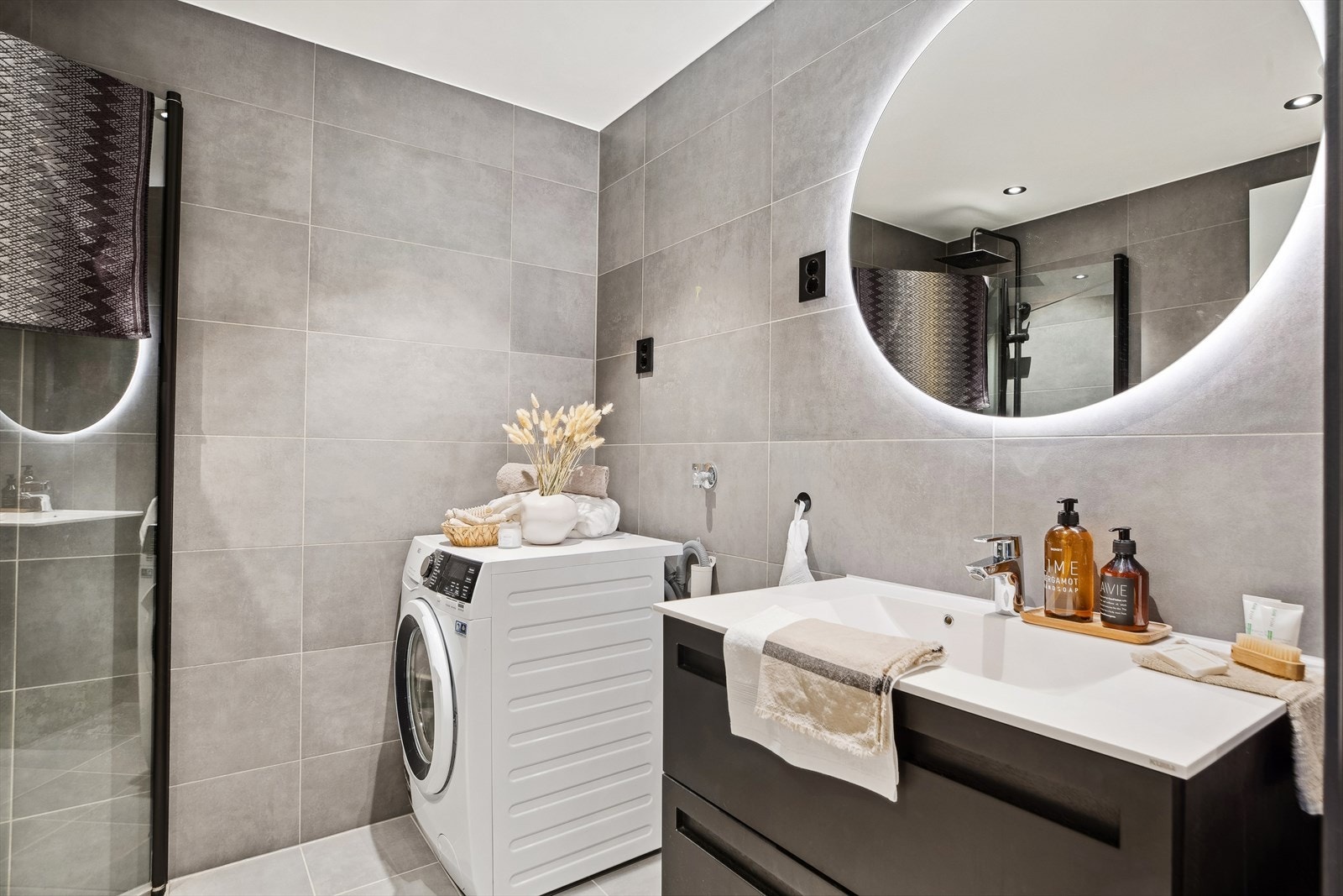 Det er god oppbevaringsplass i den tidsmessige baderomsinnredningen. Galleribilde