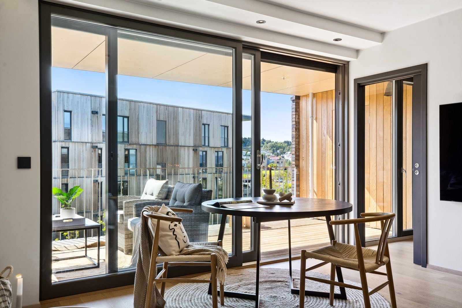 Leiligheten har utvendig elektronisk solskjerming på stue og soverom. Galleribilde