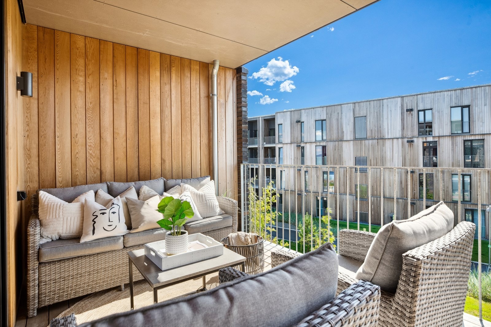 Balkongens inntrukne beliggenhet sørger for brukstid selv i litt ruskevær. Galleribilde