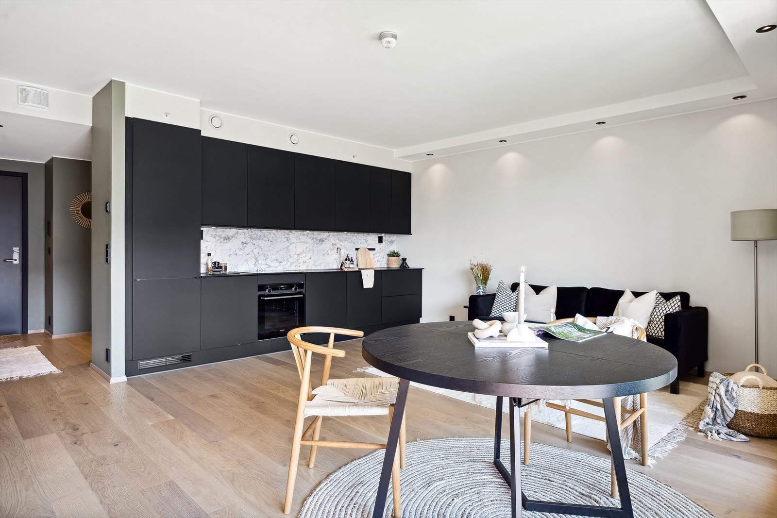 Dagslyset strømmer inn i leiligheten via store, sydvestvendte vindusflater. Galleribilde