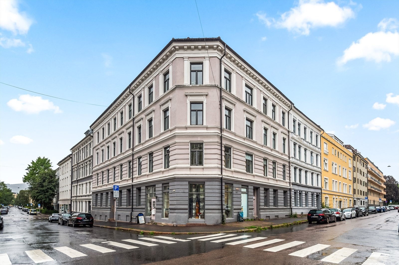 Denne leiligheten ligger i et av byens mest ettertraktede områder. Innen få minutters gange er du i Bogstadveien med utallige tilbud Galleribilde