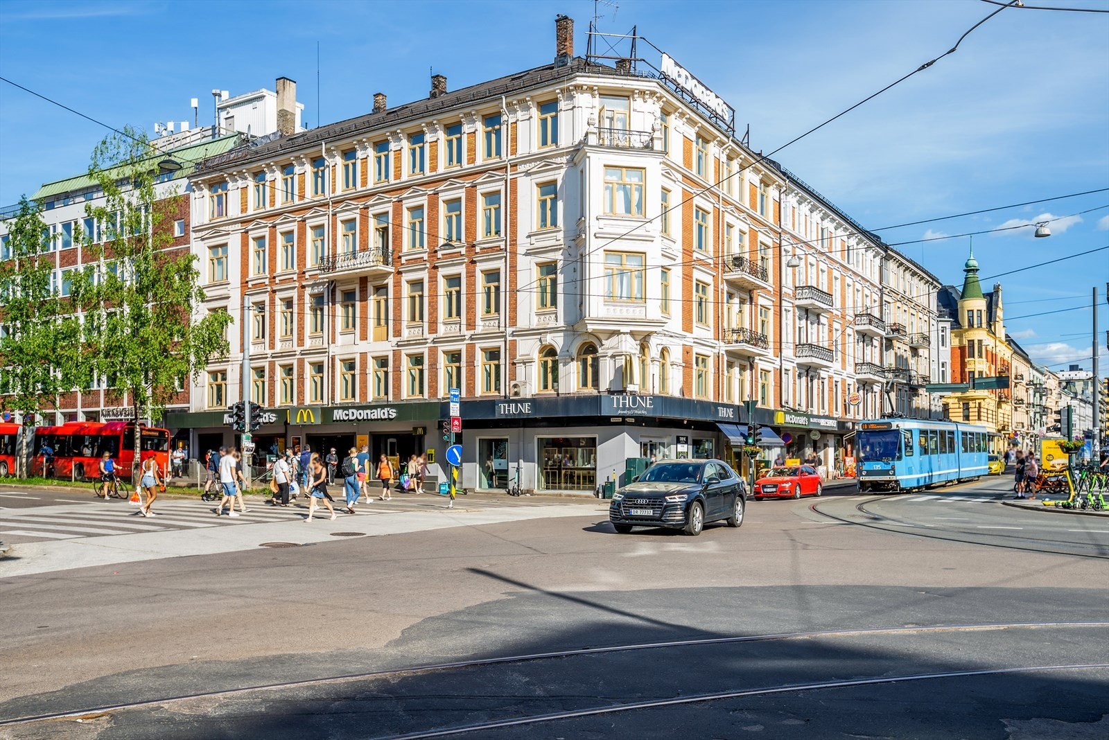 Majorstuen stasjon er kun få minutter gange unna, og er som et knutepunkt for byens kollektivtilbud - Her finnes T-bane med overgang til alle linjer, samt hyppige buss- og trikkavganger i alle retninger Galleribilde