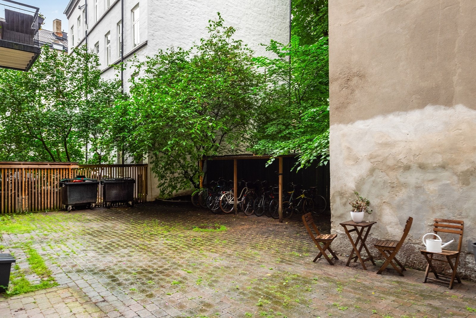 Felles bakgård med sittegrupper og sykkelparkering Galleribilde
