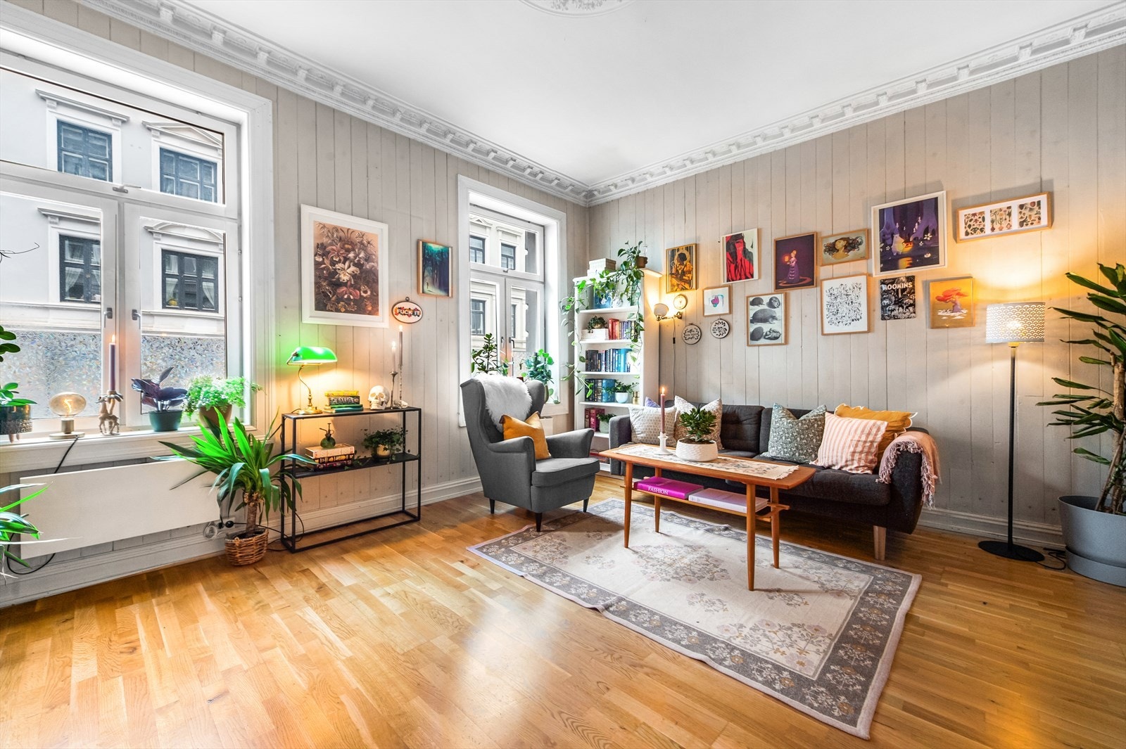 Gjennomgående leilighet med store vinduer, dype vinduskarmer og generøs takhøyde (opptil ca. 3 m i stue) som gir en god romfølelse Galleribilde